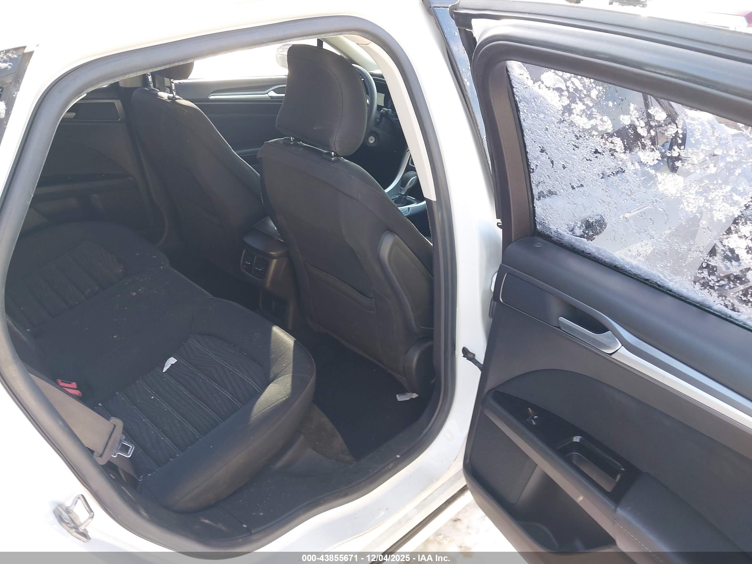 FORD FUSION image 8