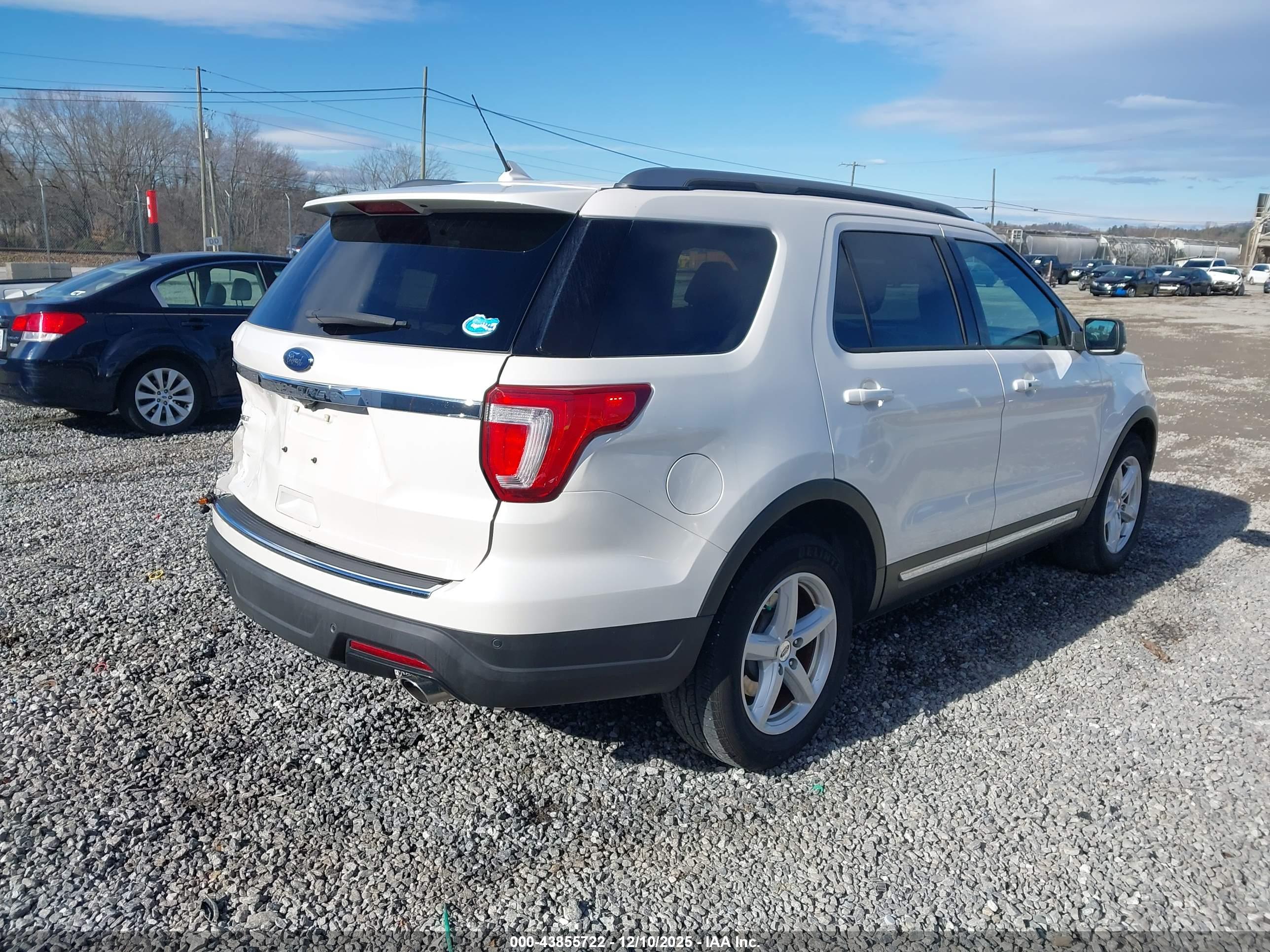FORD EXPLORER image 4