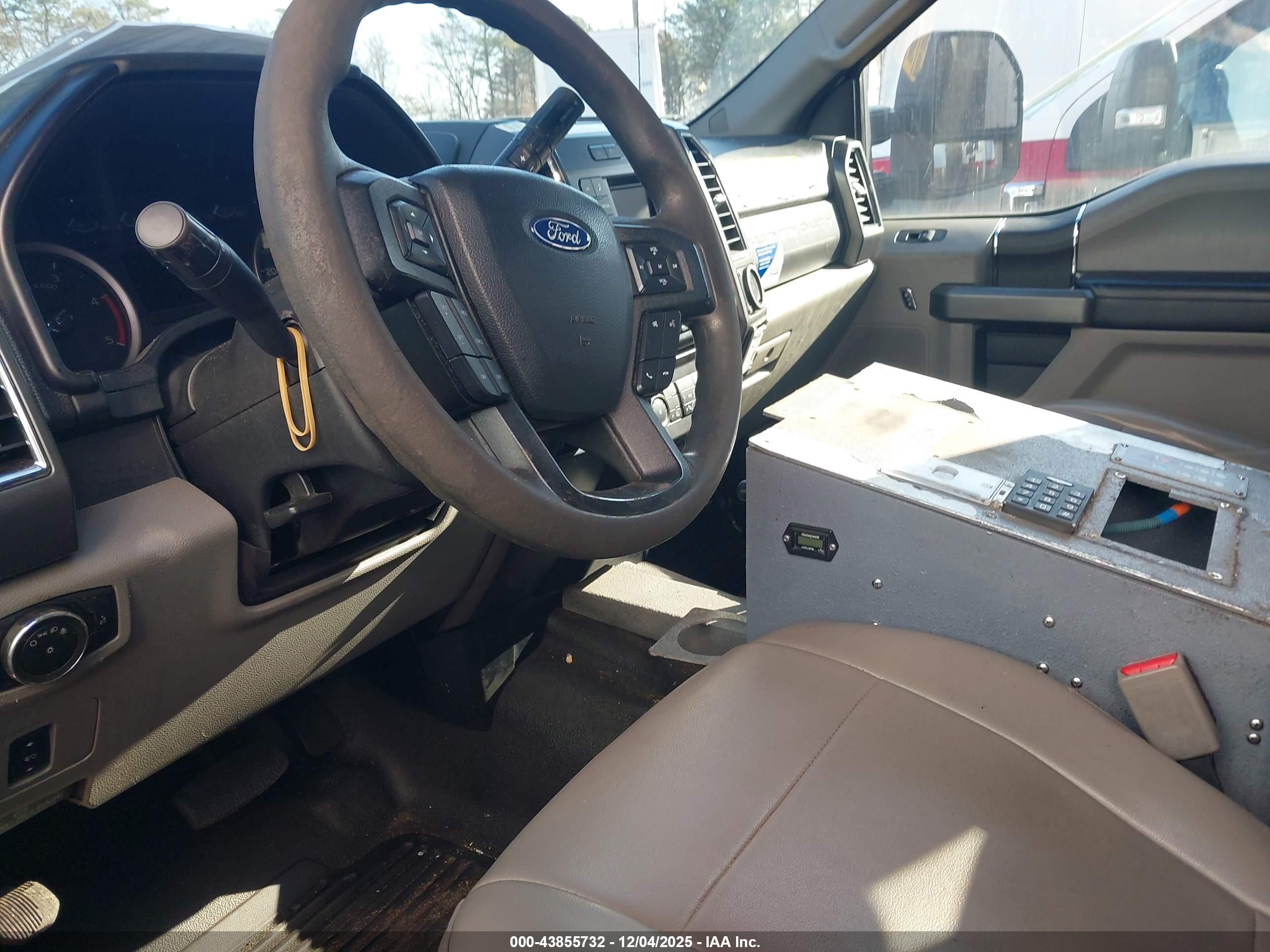 FORD F-550 image 8