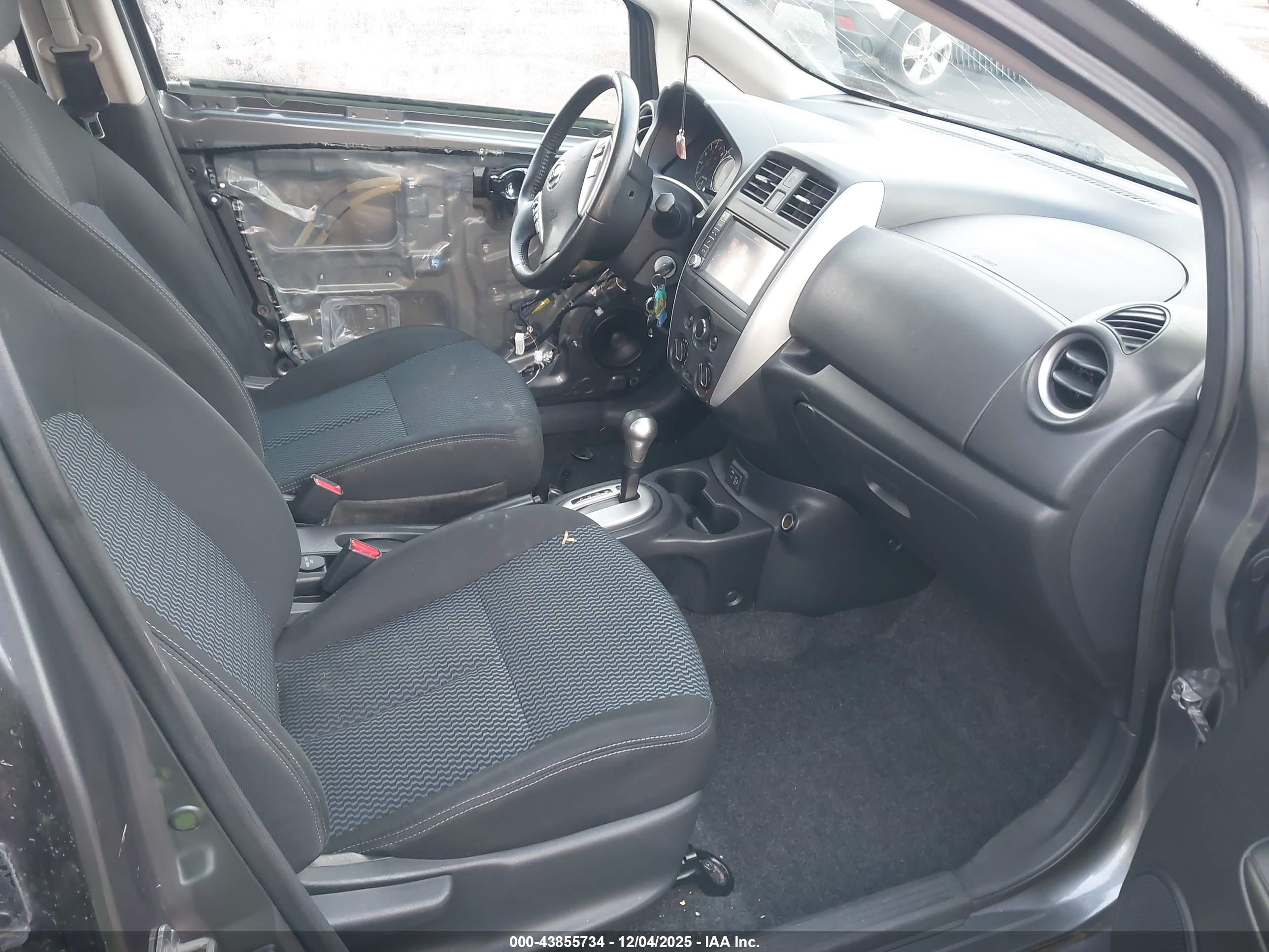 NISSAN VERSA image 5