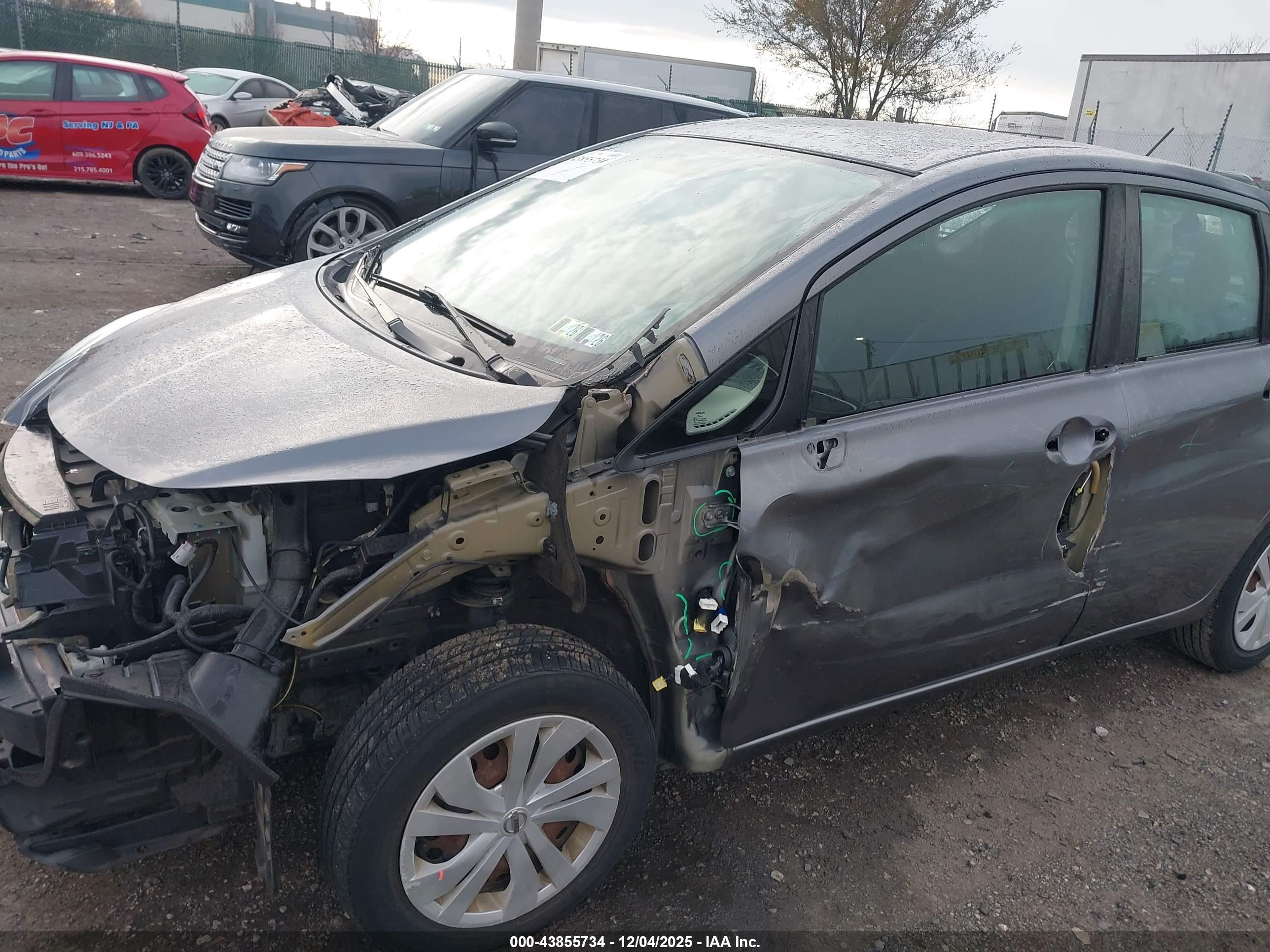 NISSAN VERSA image 6