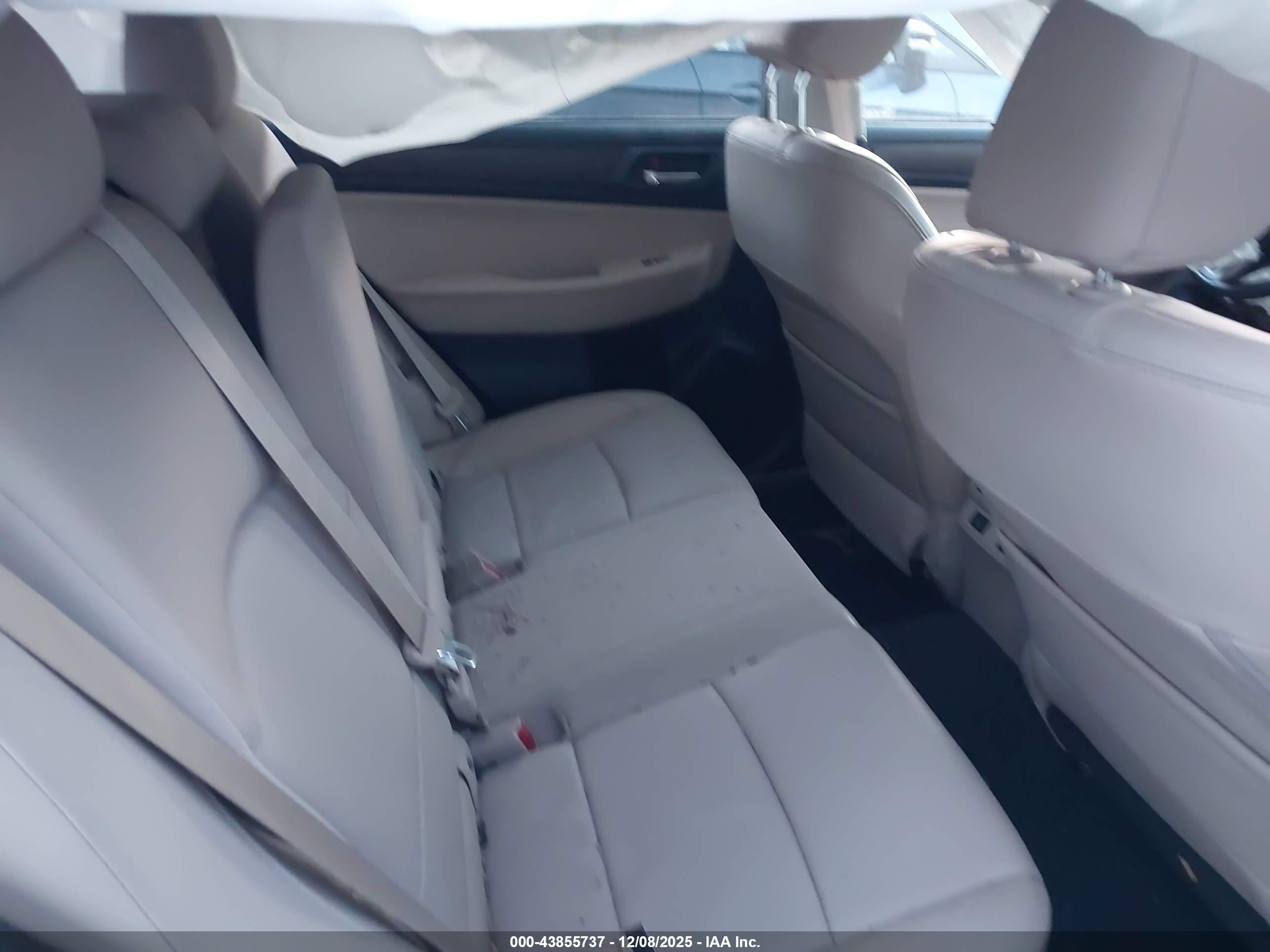 SUBARU OUTBACK image 8