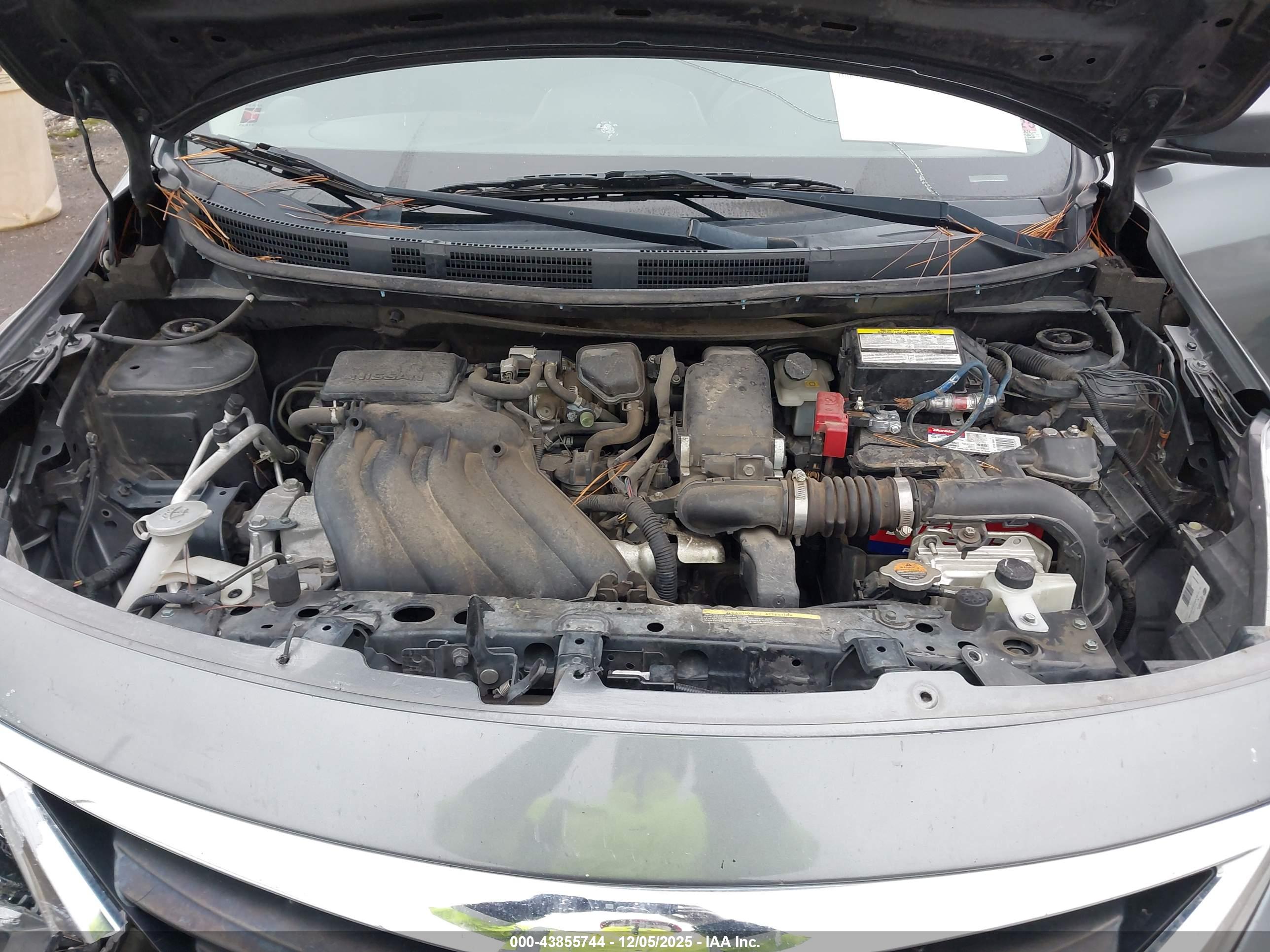 NISSAN VERSA image 10