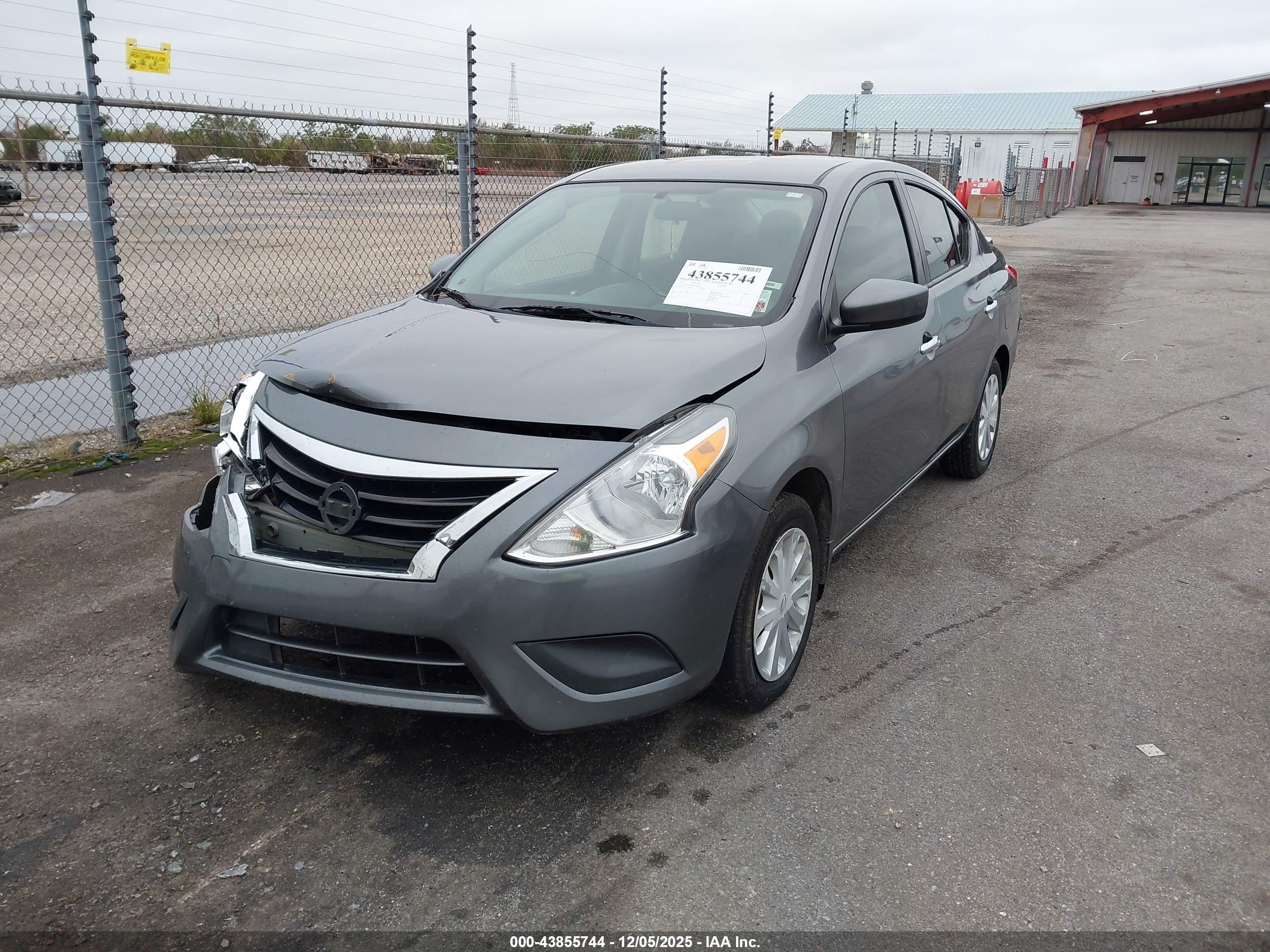NISSAN VERSA image 2