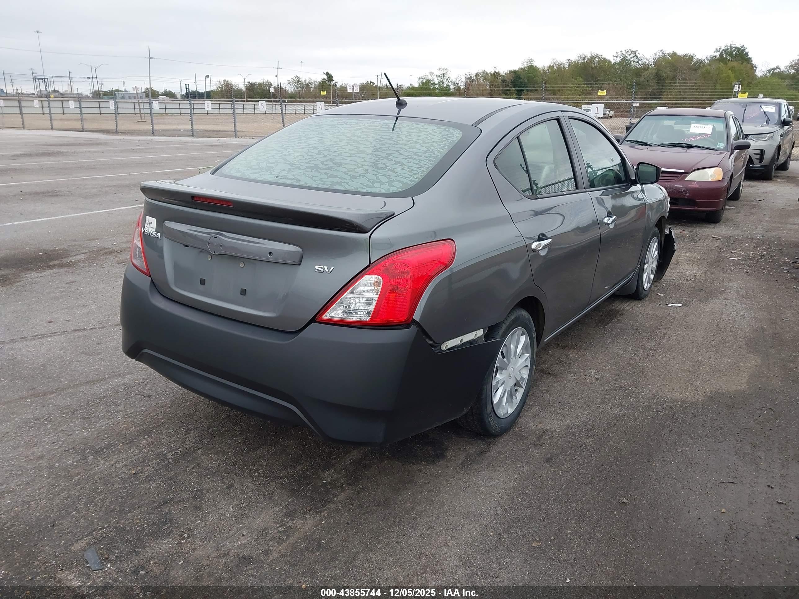 NISSAN VERSA image 4