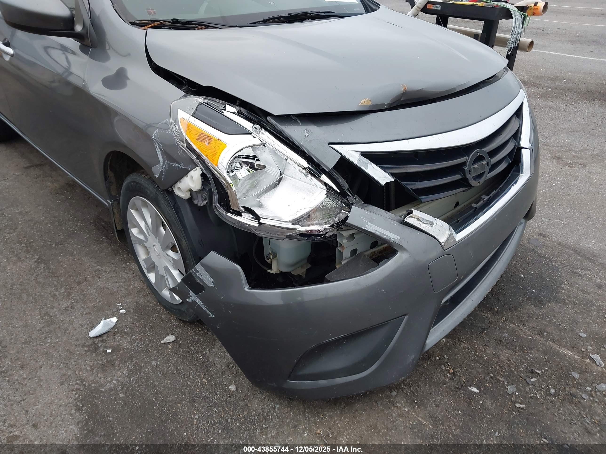 NISSAN VERSA image 6