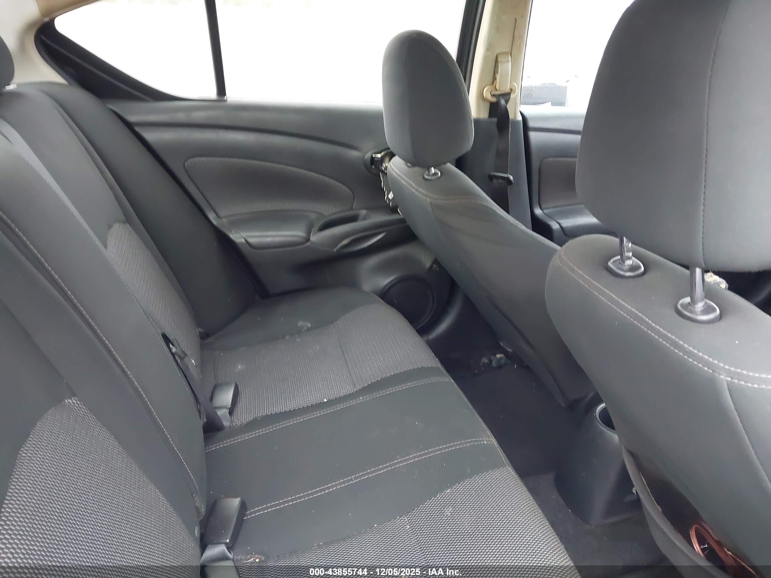 NISSAN VERSA image 8
