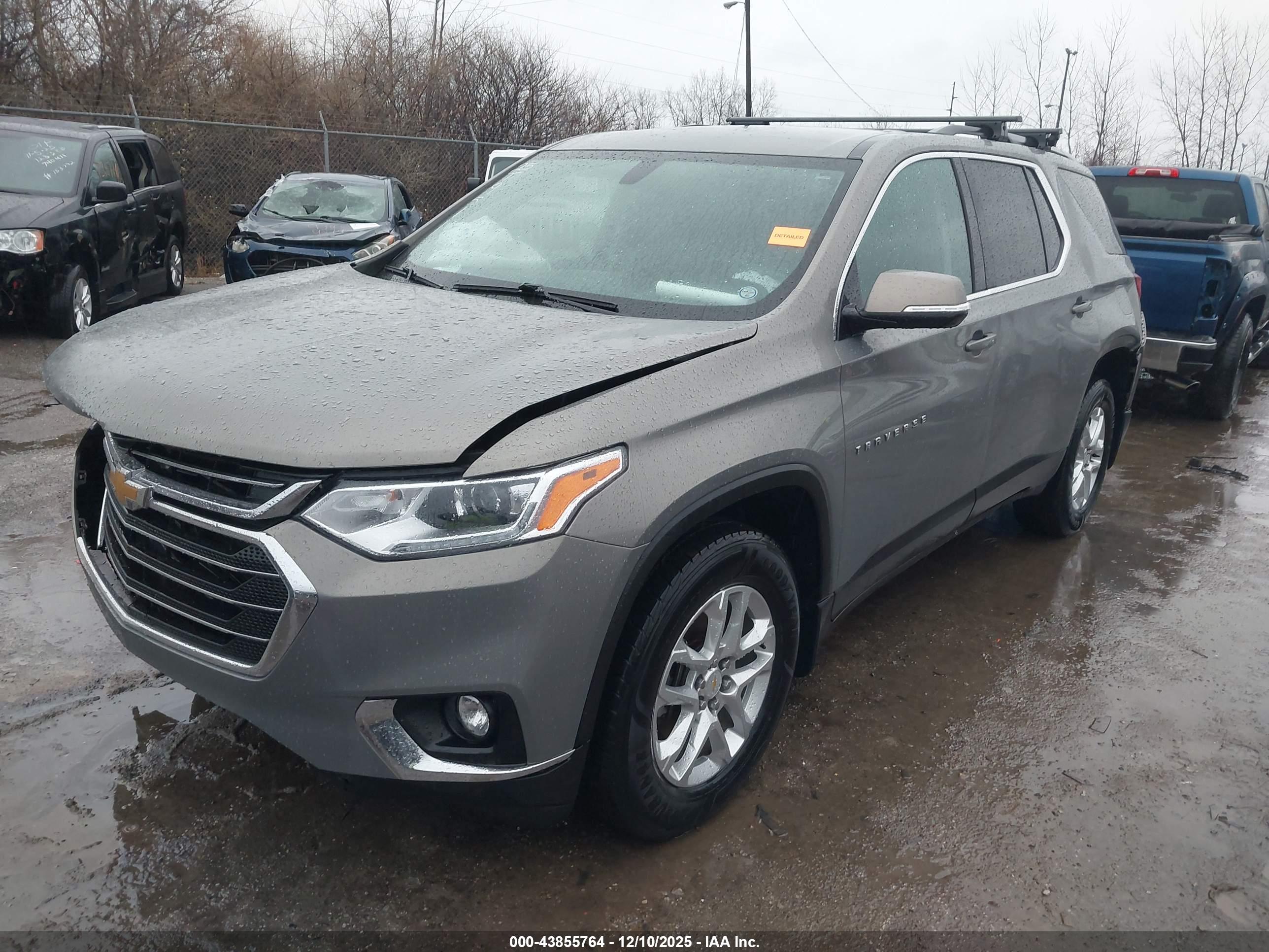 CHEVROLET TRAVERSE image 2