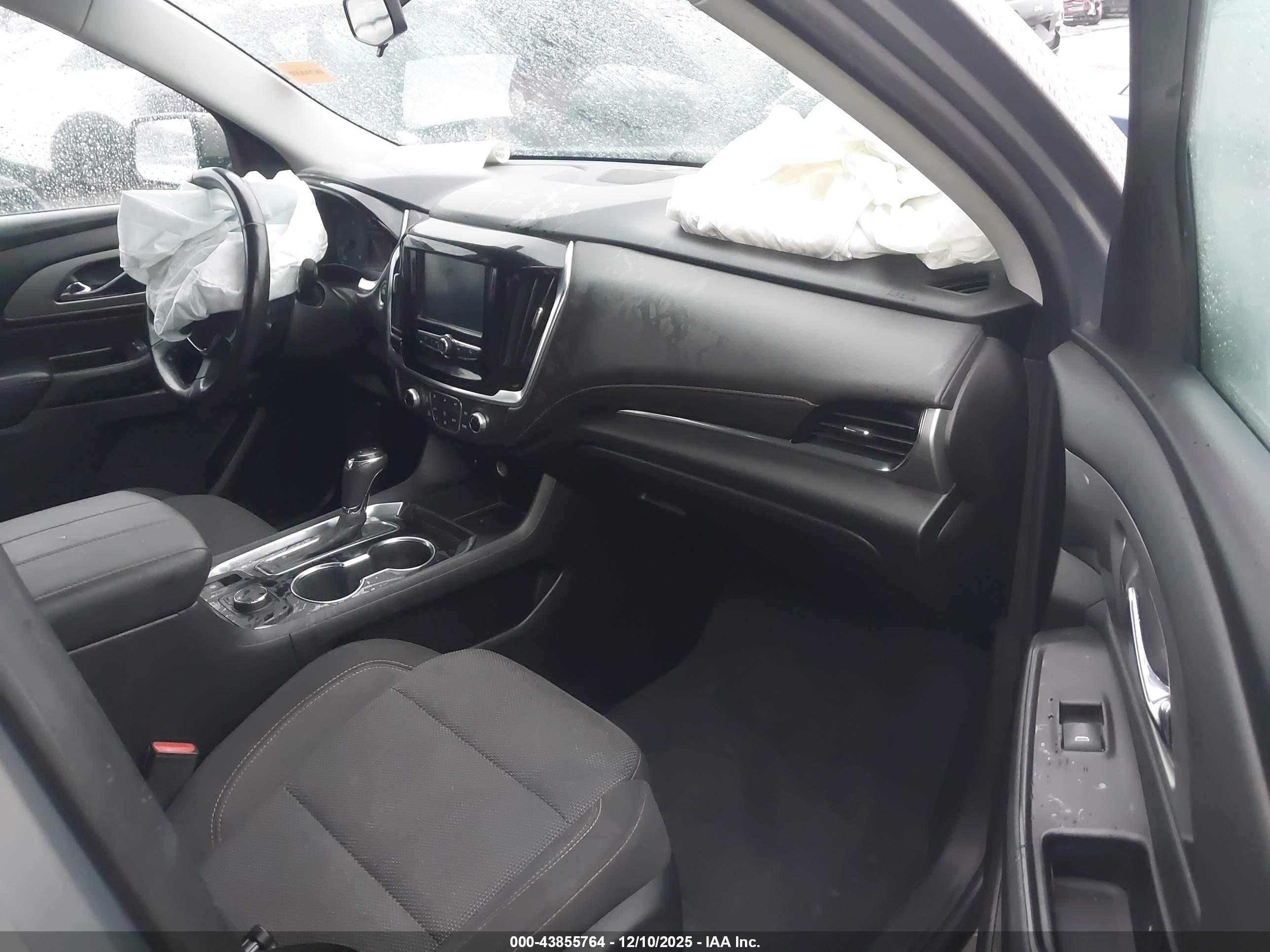 CHEVROLET TRAVERSE image 5
