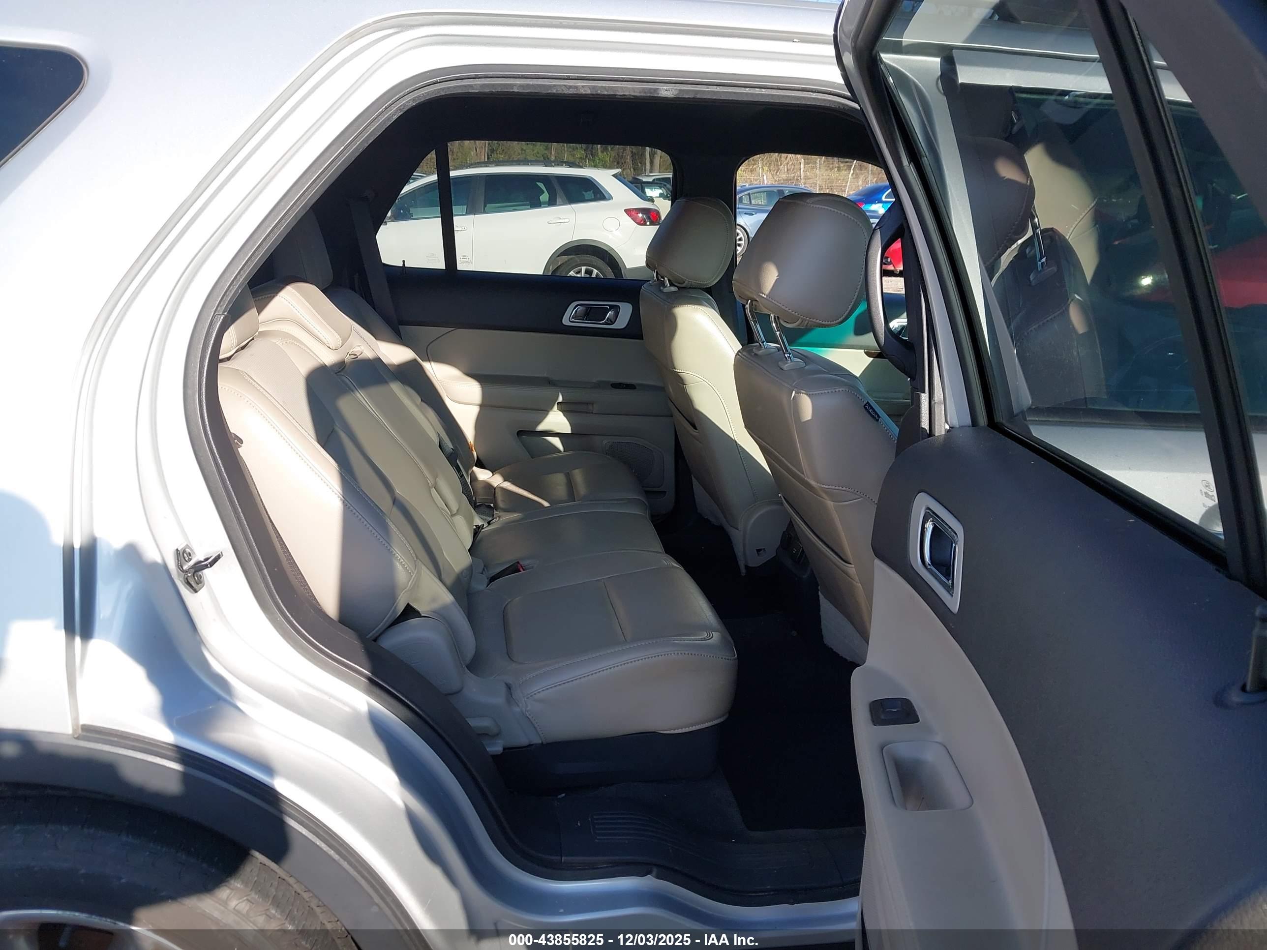 FORD EXPLORER image 8