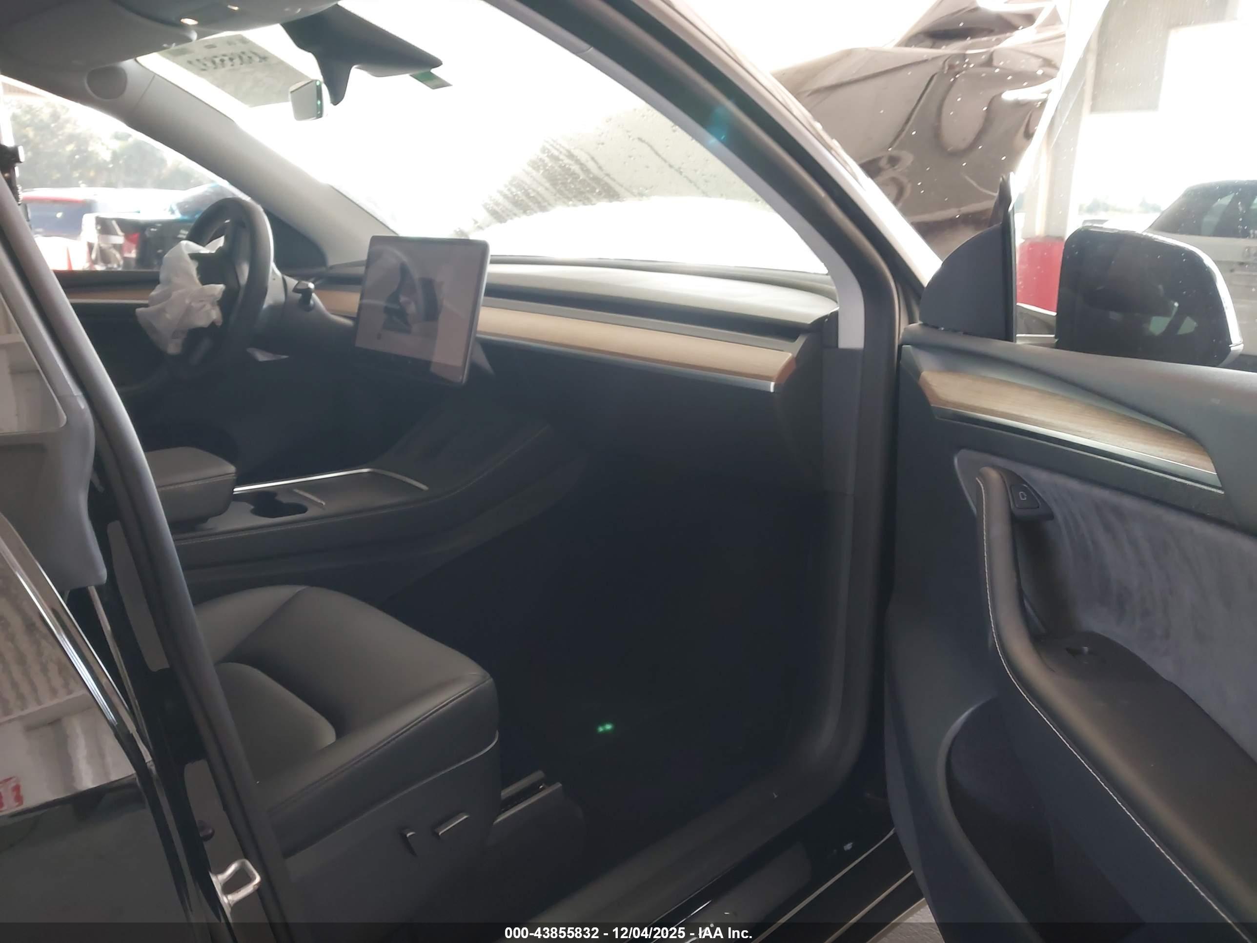 TESLA MODEL image 5