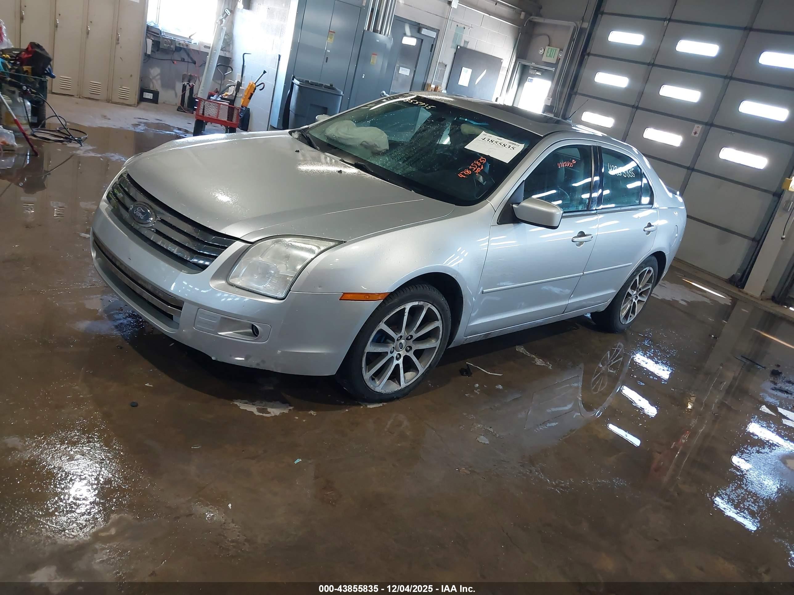FORD FUSION image 2