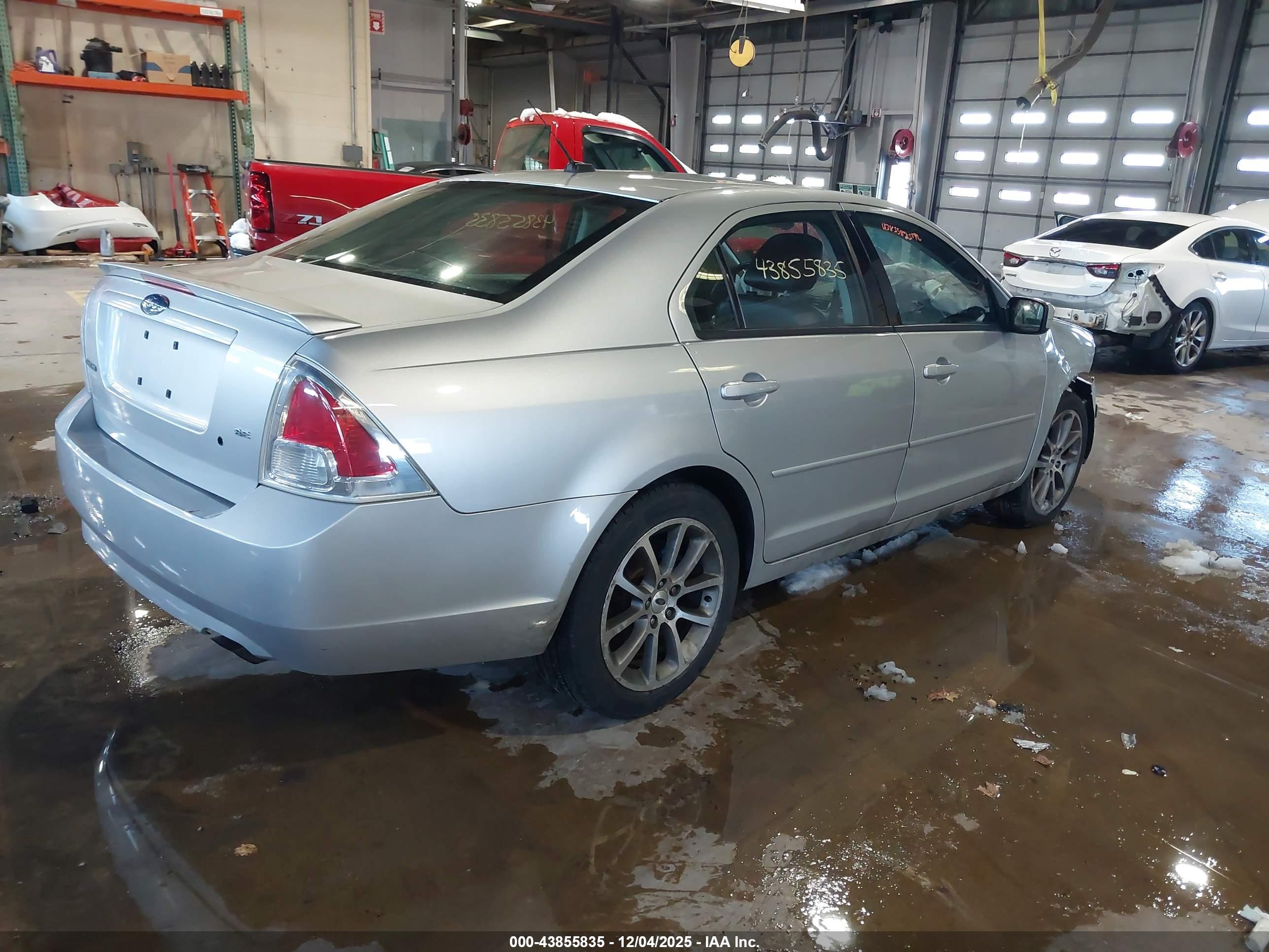 FORD FUSION image 4