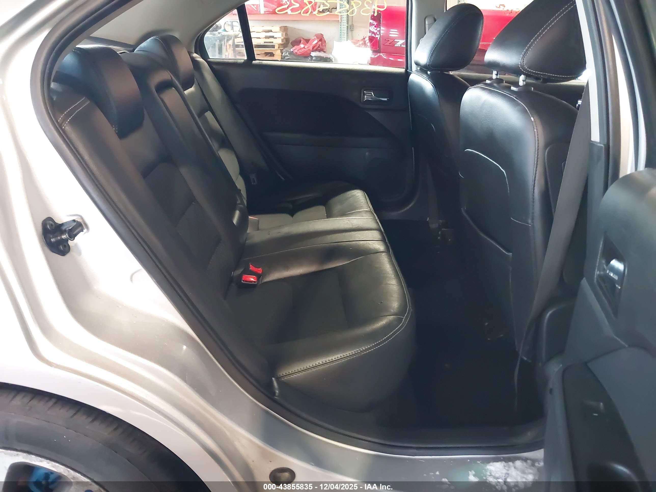 FORD FUSION image 8