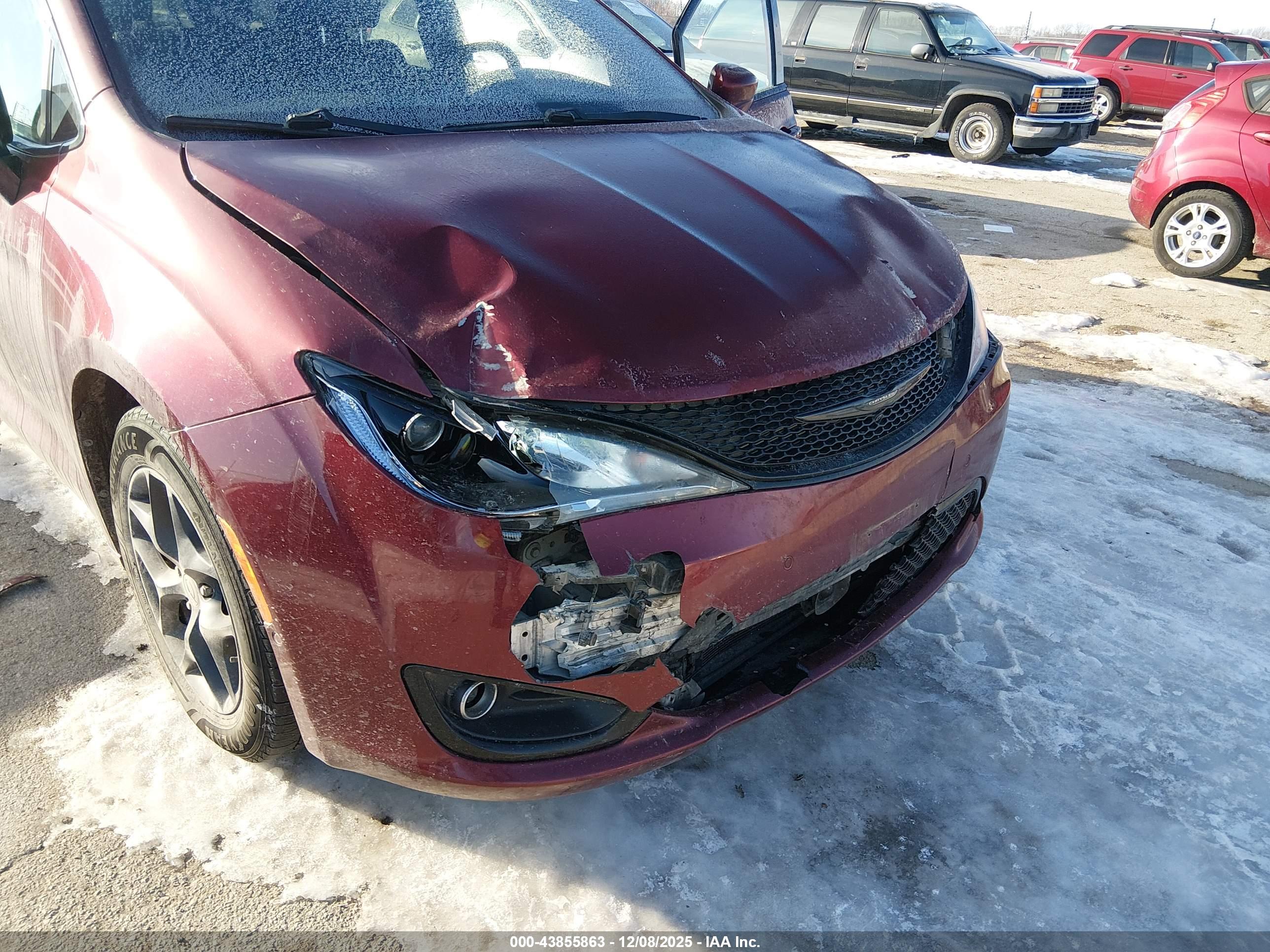 CHRYSLER PACIFICA image 6
