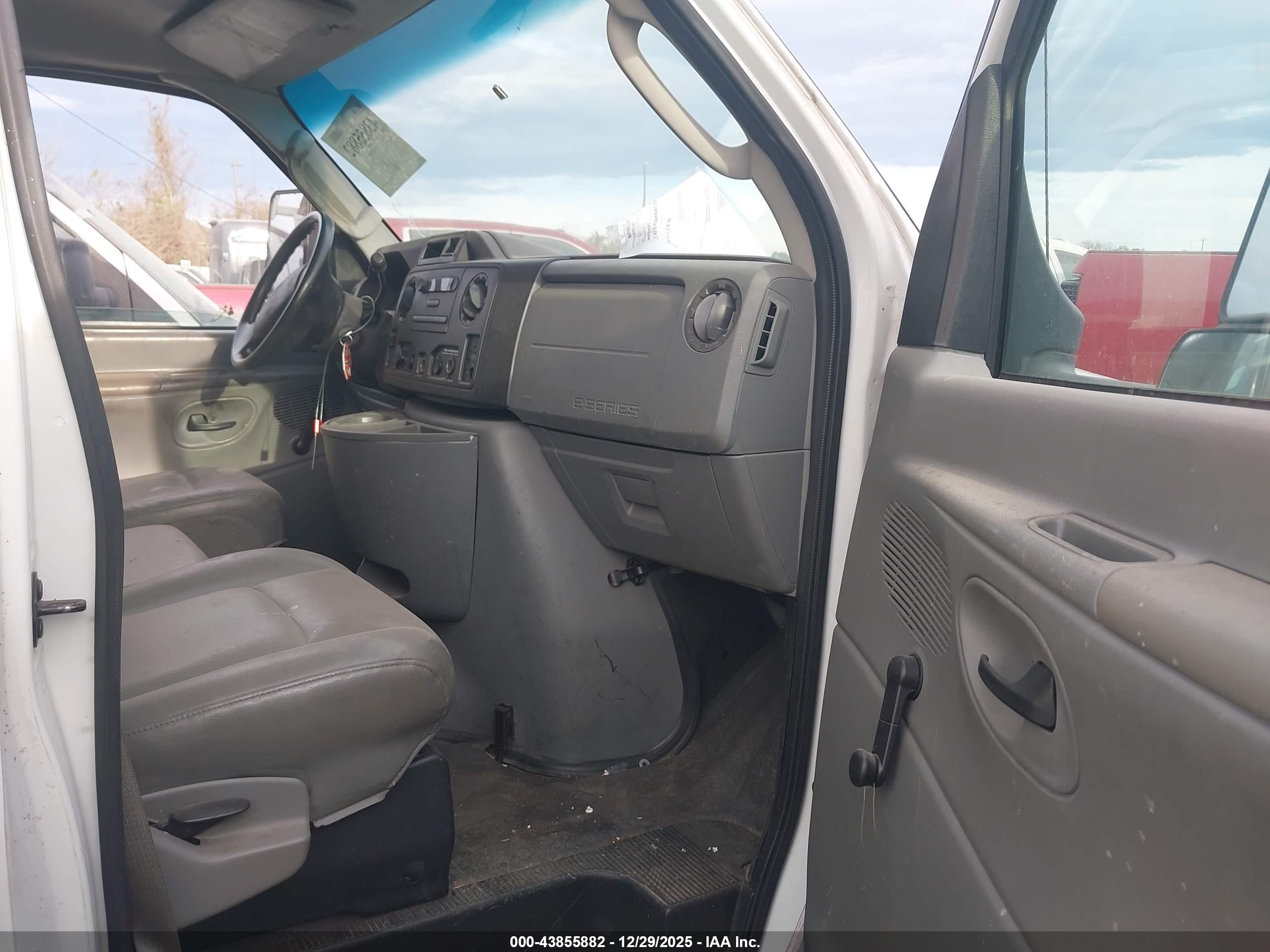 FORD E-450 image 8