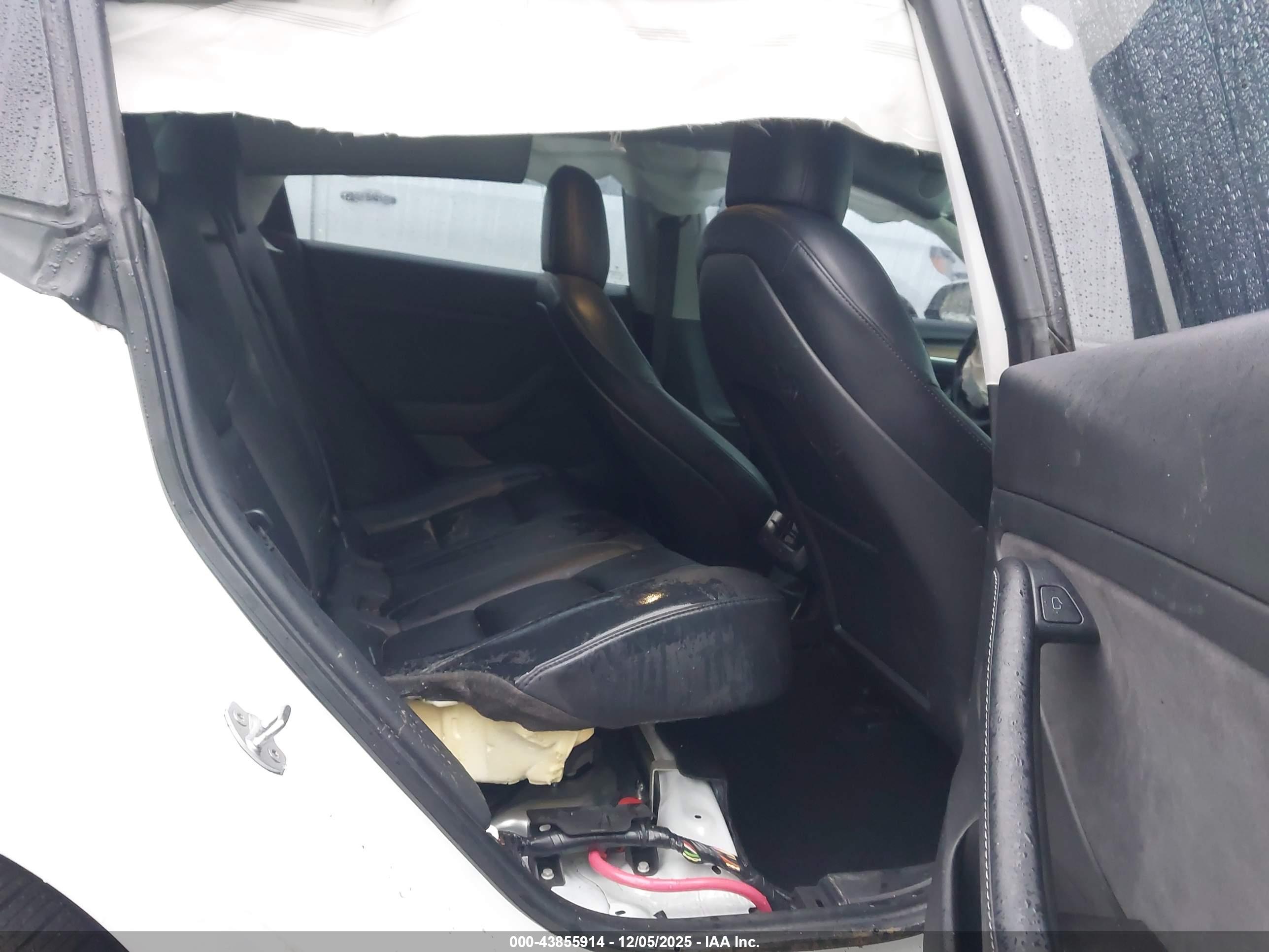 TESLA MODEL image 8