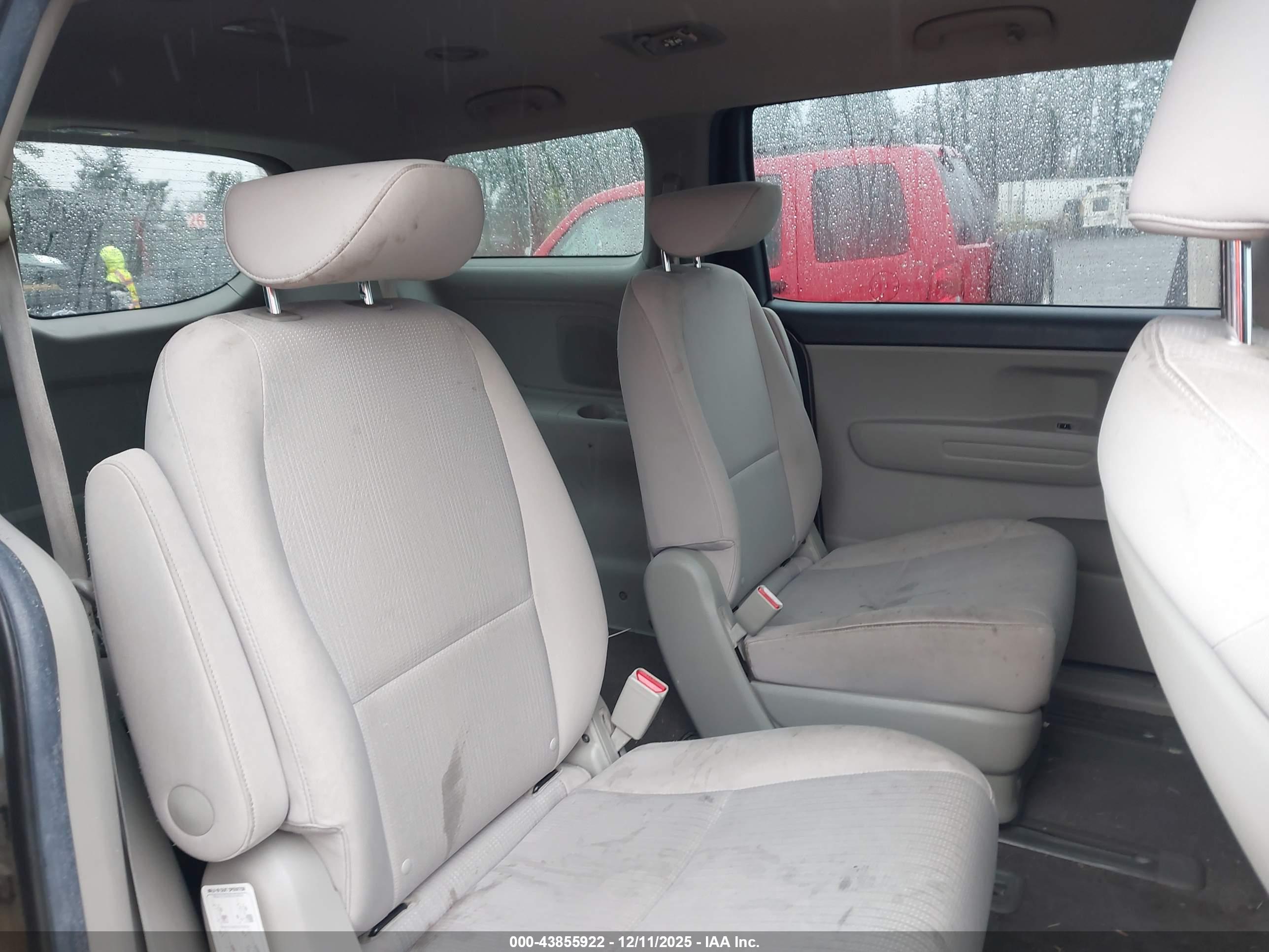 KIA SEDONA image 8