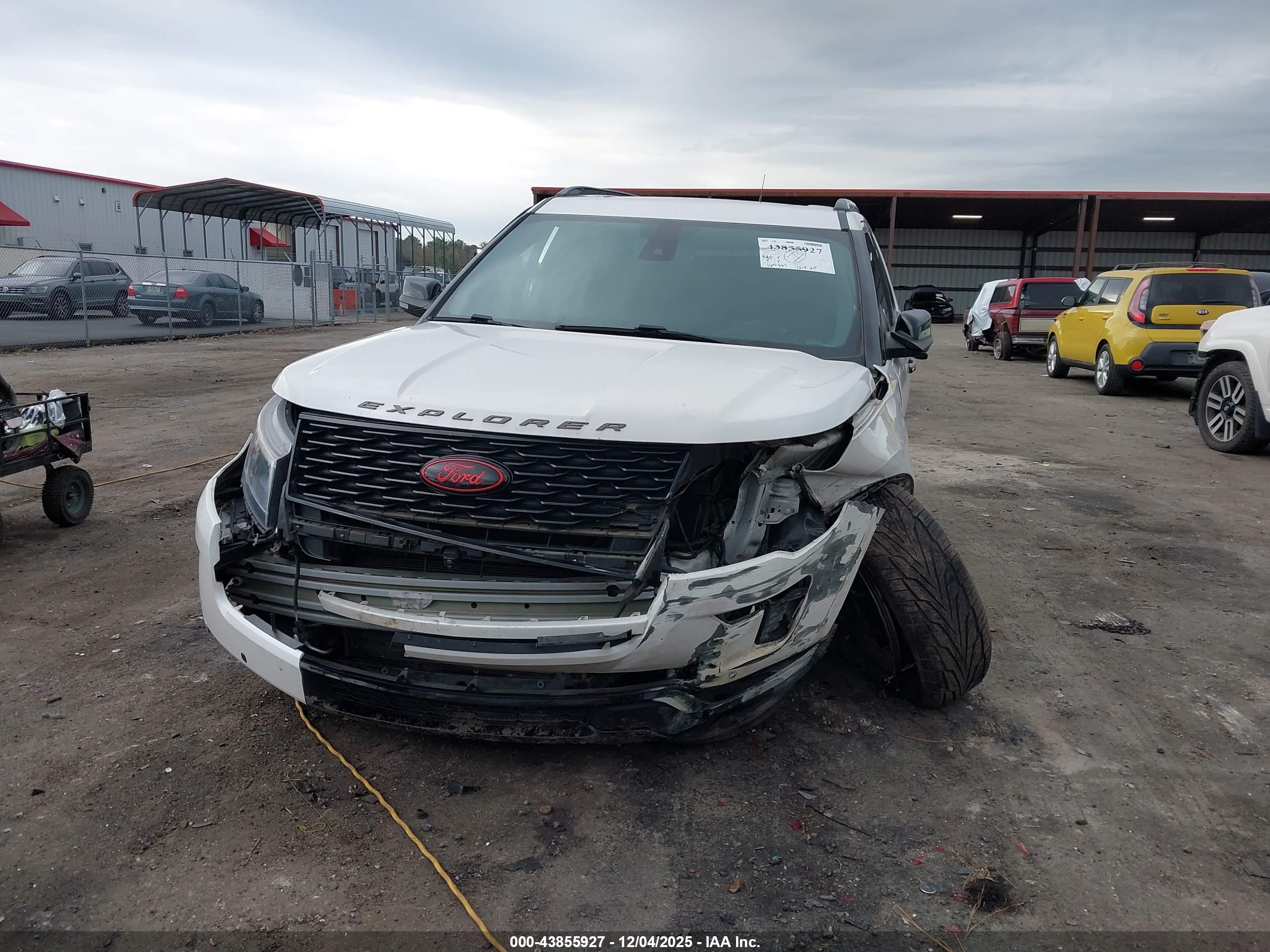 FORD EXPLORER image 6