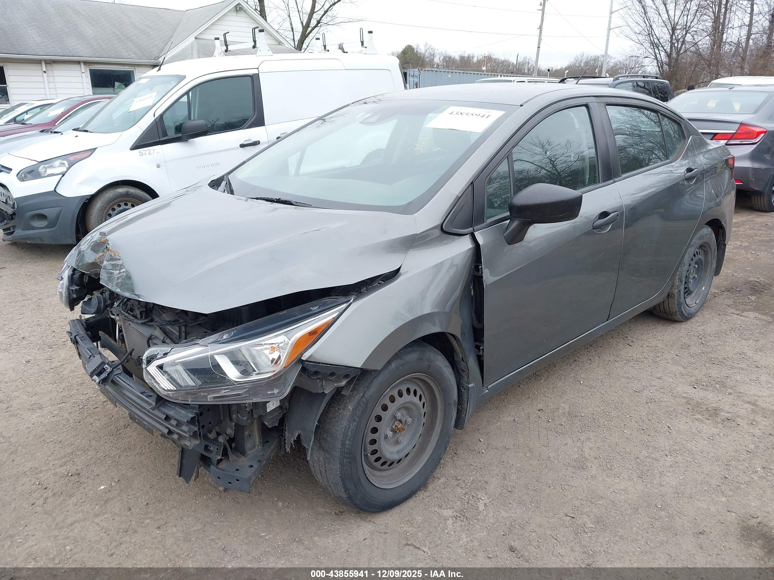 NISSAN VERSA image 2