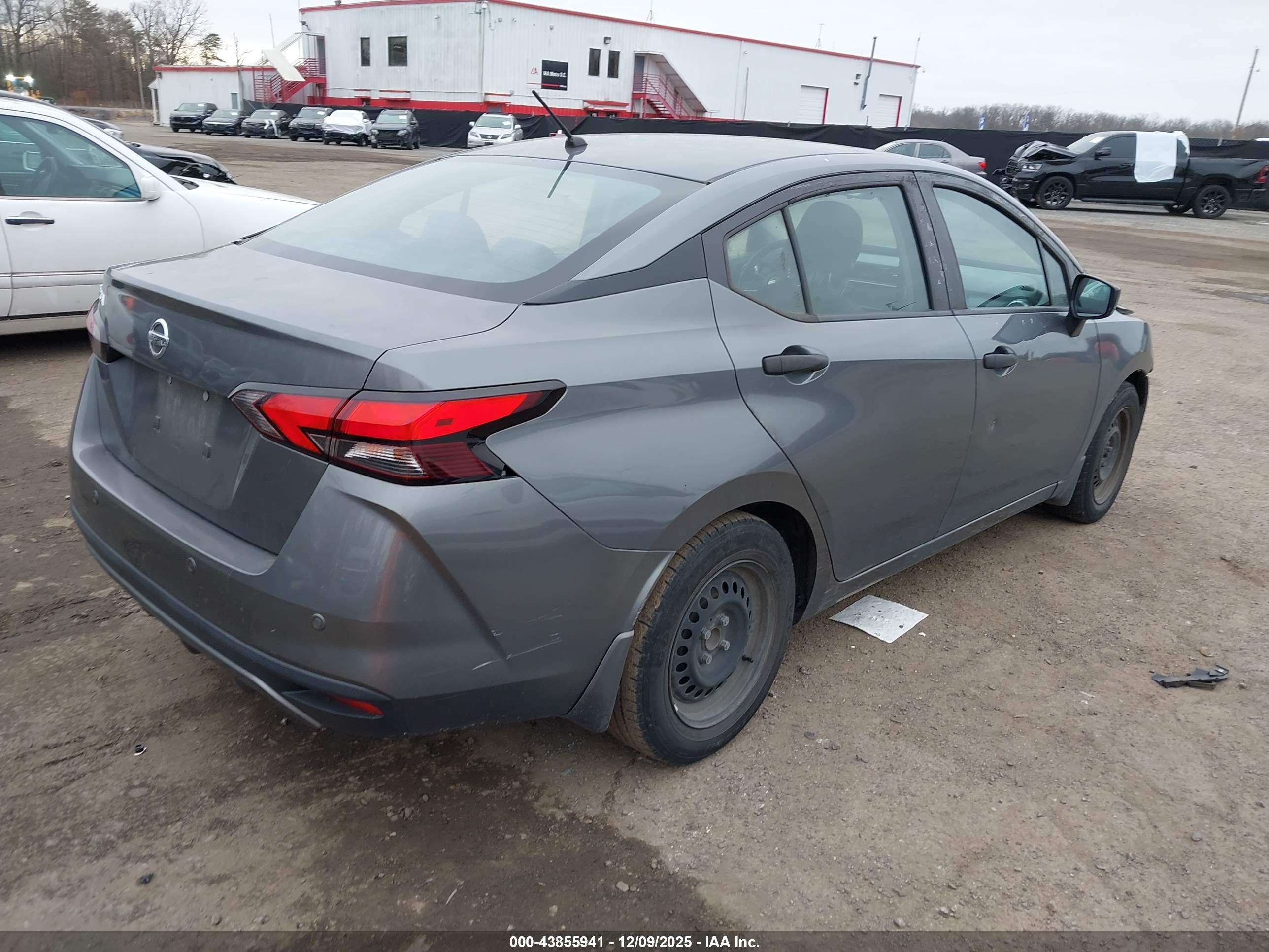 NISSAN VERSA image 4
