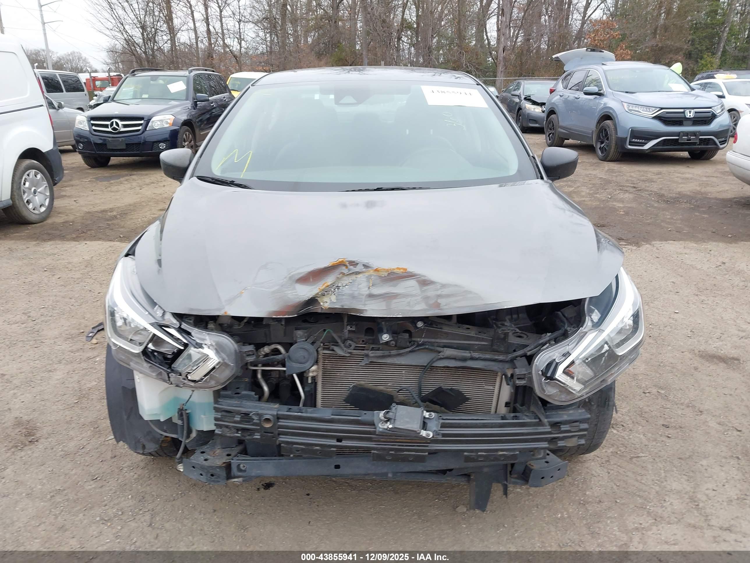 NISSAN VERSA image 6