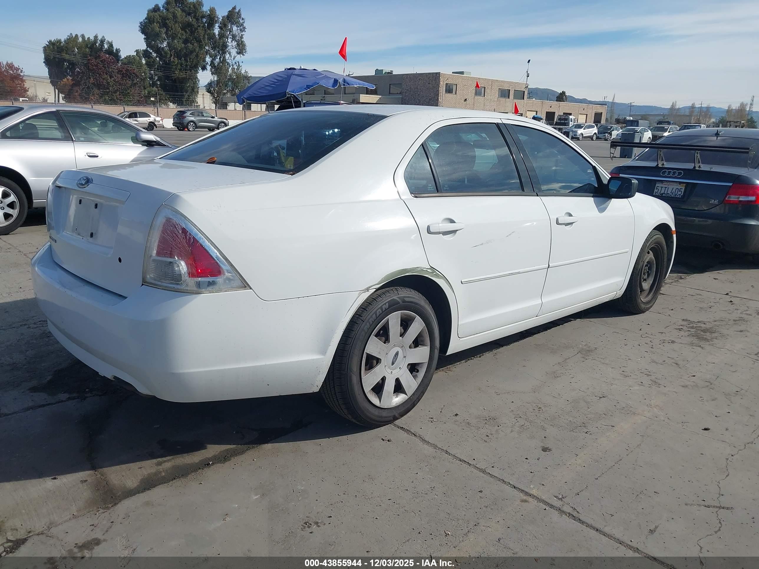FORD FUSION image 4