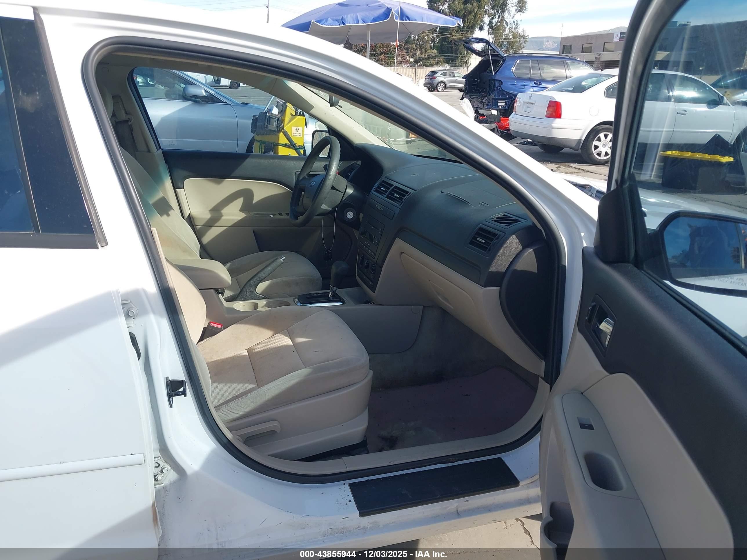 FORD FUSION image 5