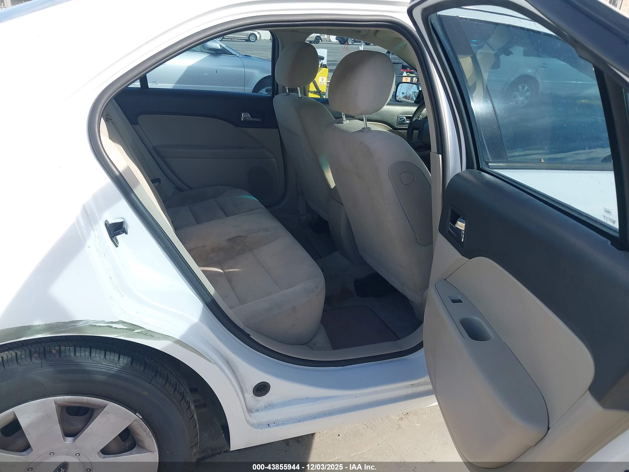 FORD FUSION image 8