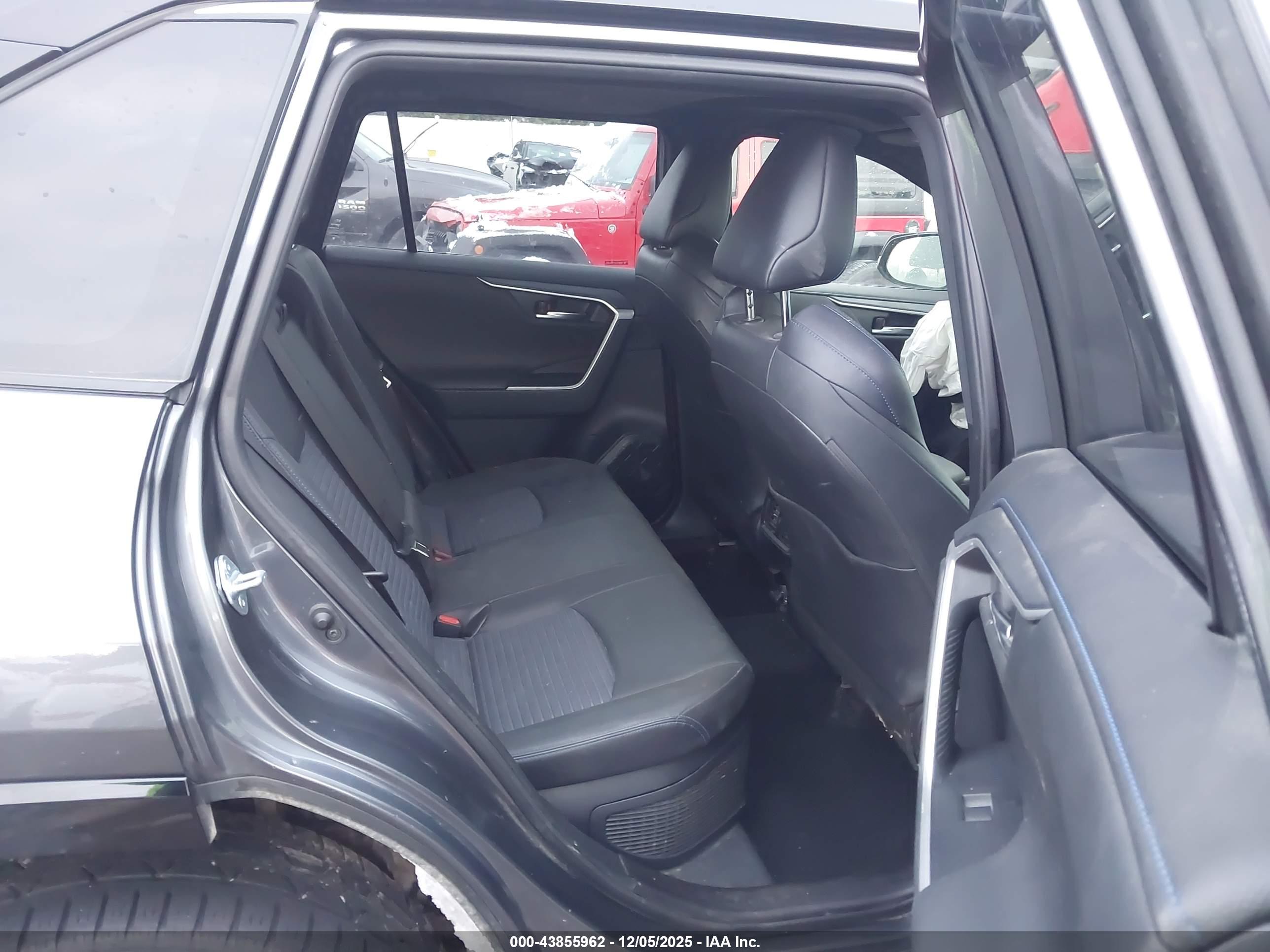 TOYOTA RAV4 image 8