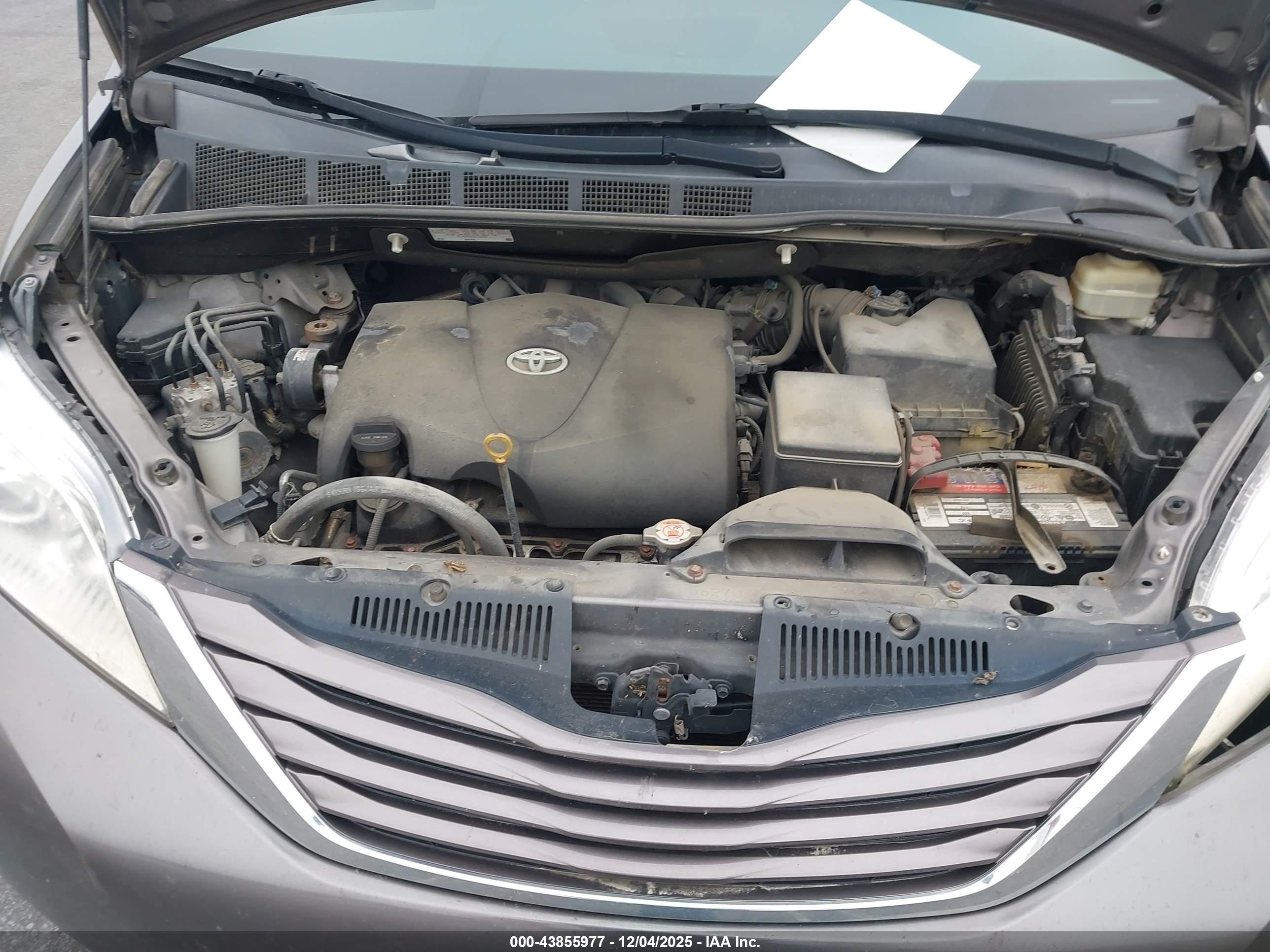 TOYOTA SIENNA image 10