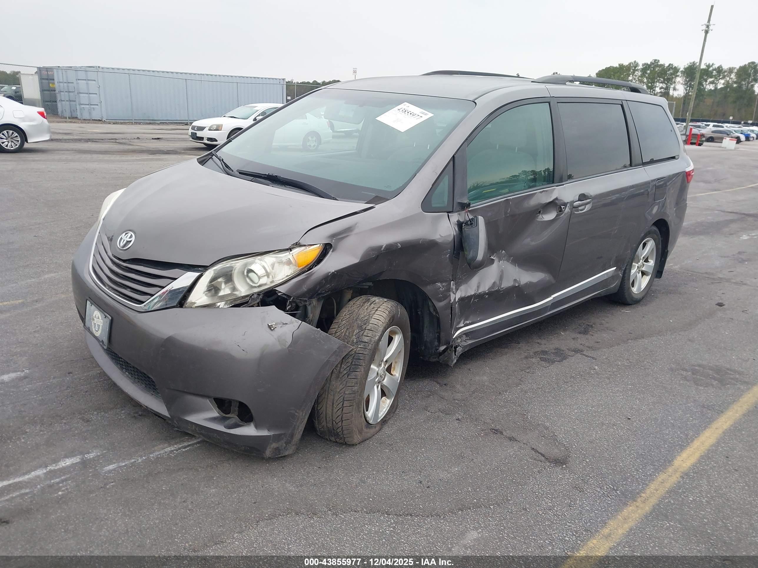 TOYOTA SIENNA image 2