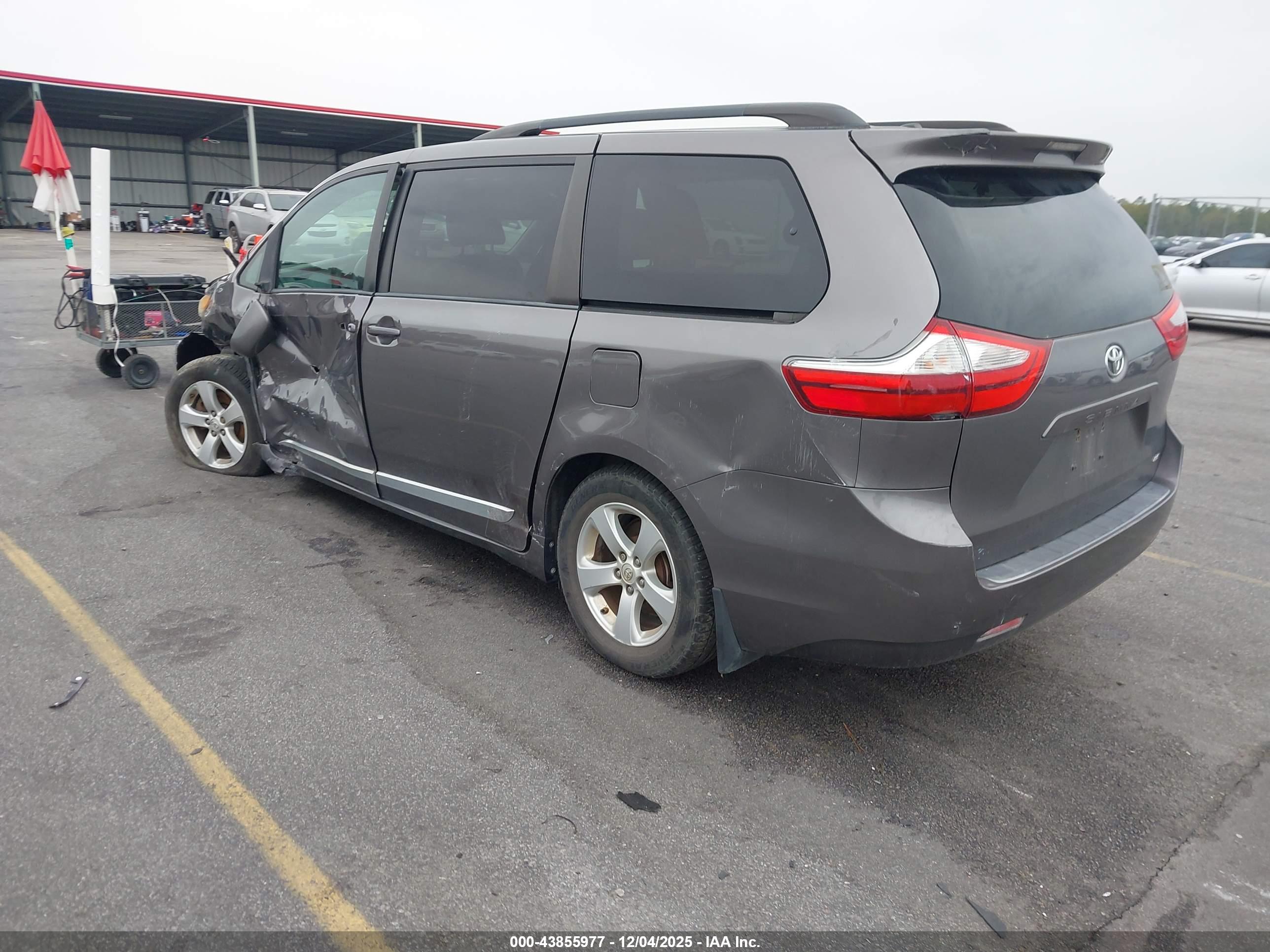 TOYOTA SIENNA image 3
