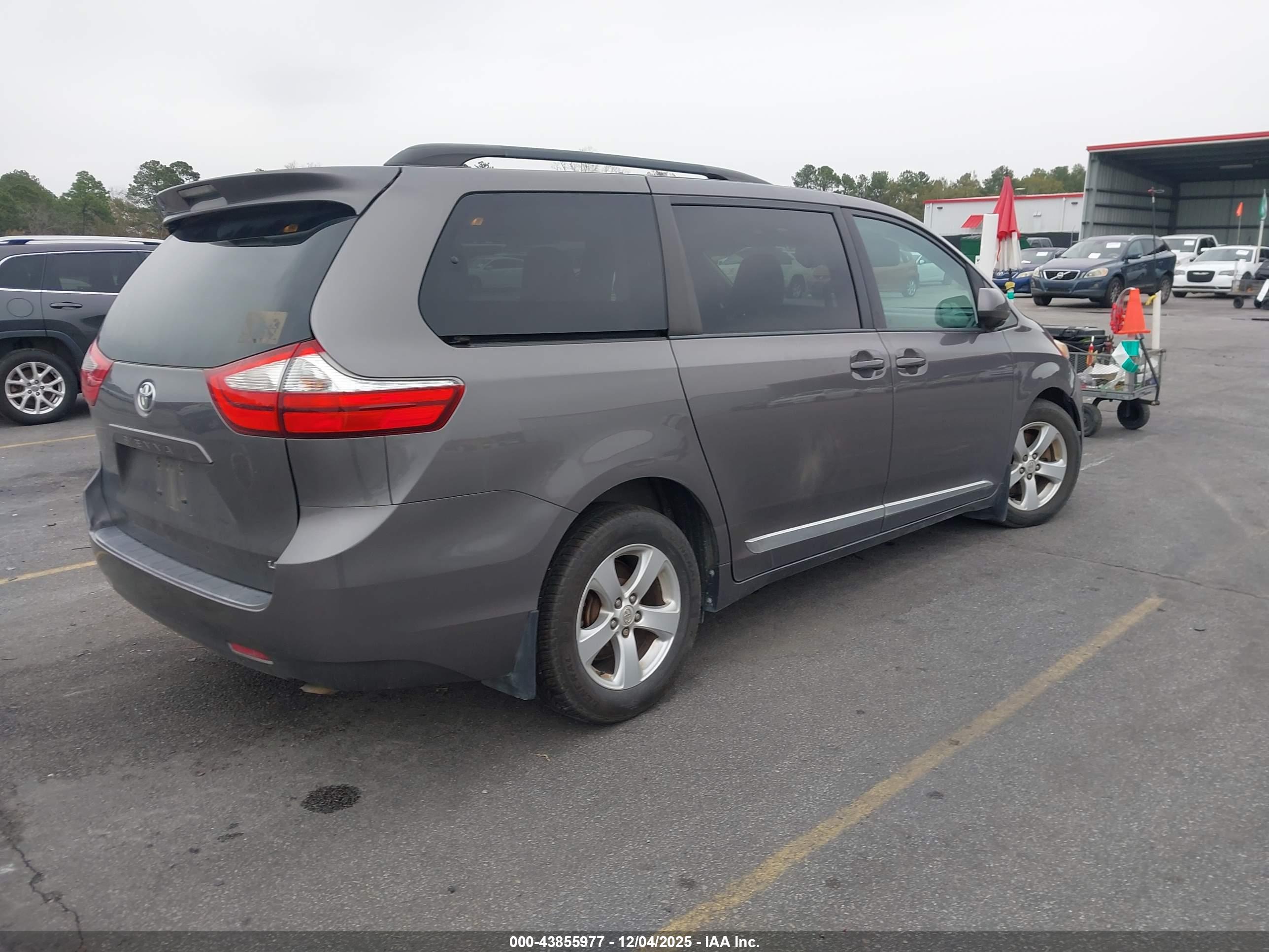 TOYOTA SIENNA image 4