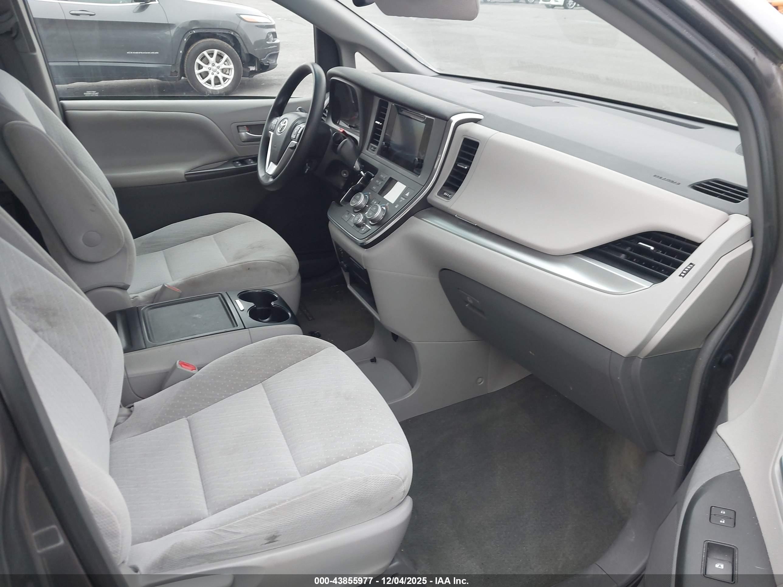 TOYOTA SIENNA image 5