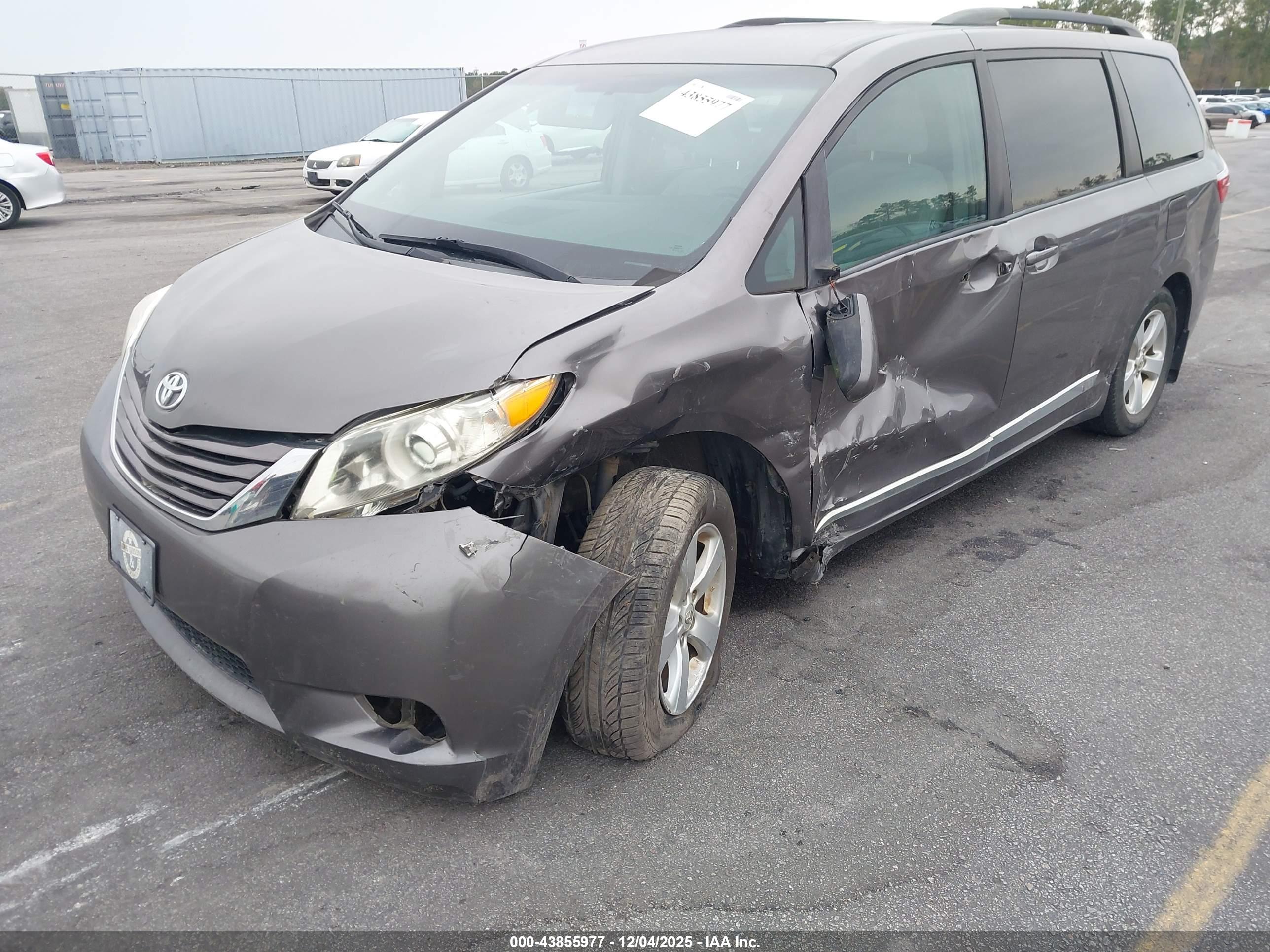 TOYOTA SIENNA image 6