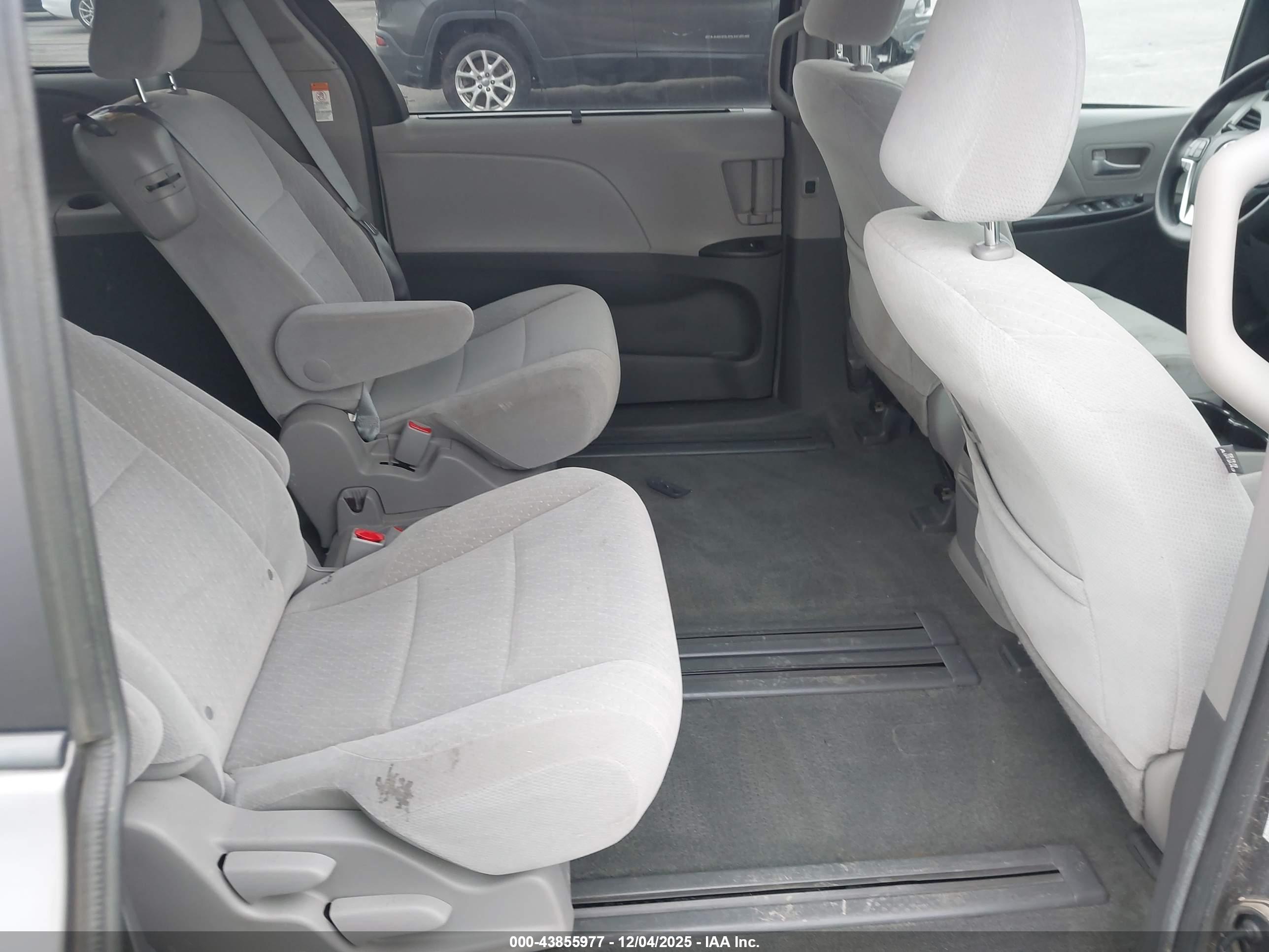 TOYOTA SIENNA image 8