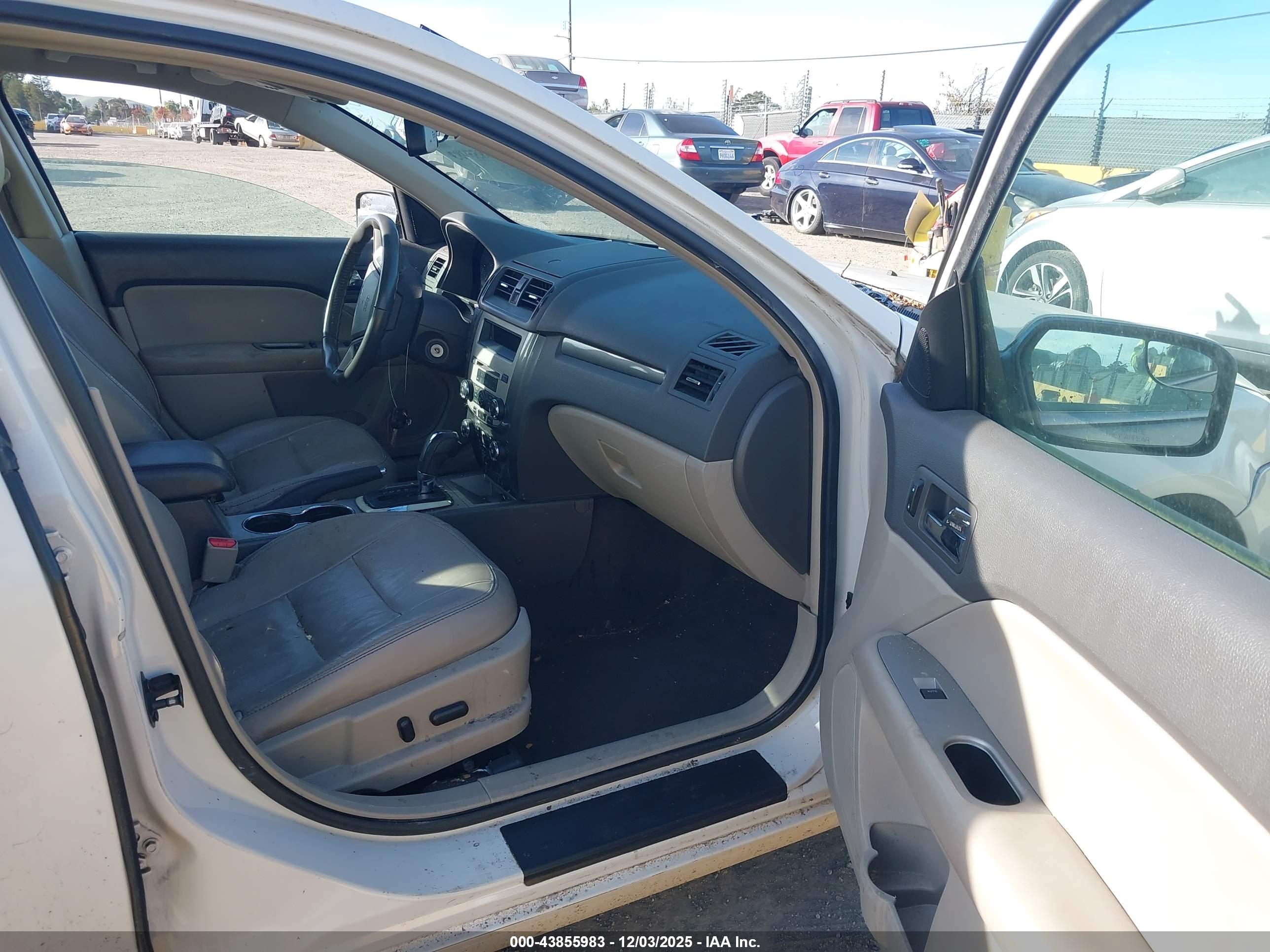 FORD FUSION image 5