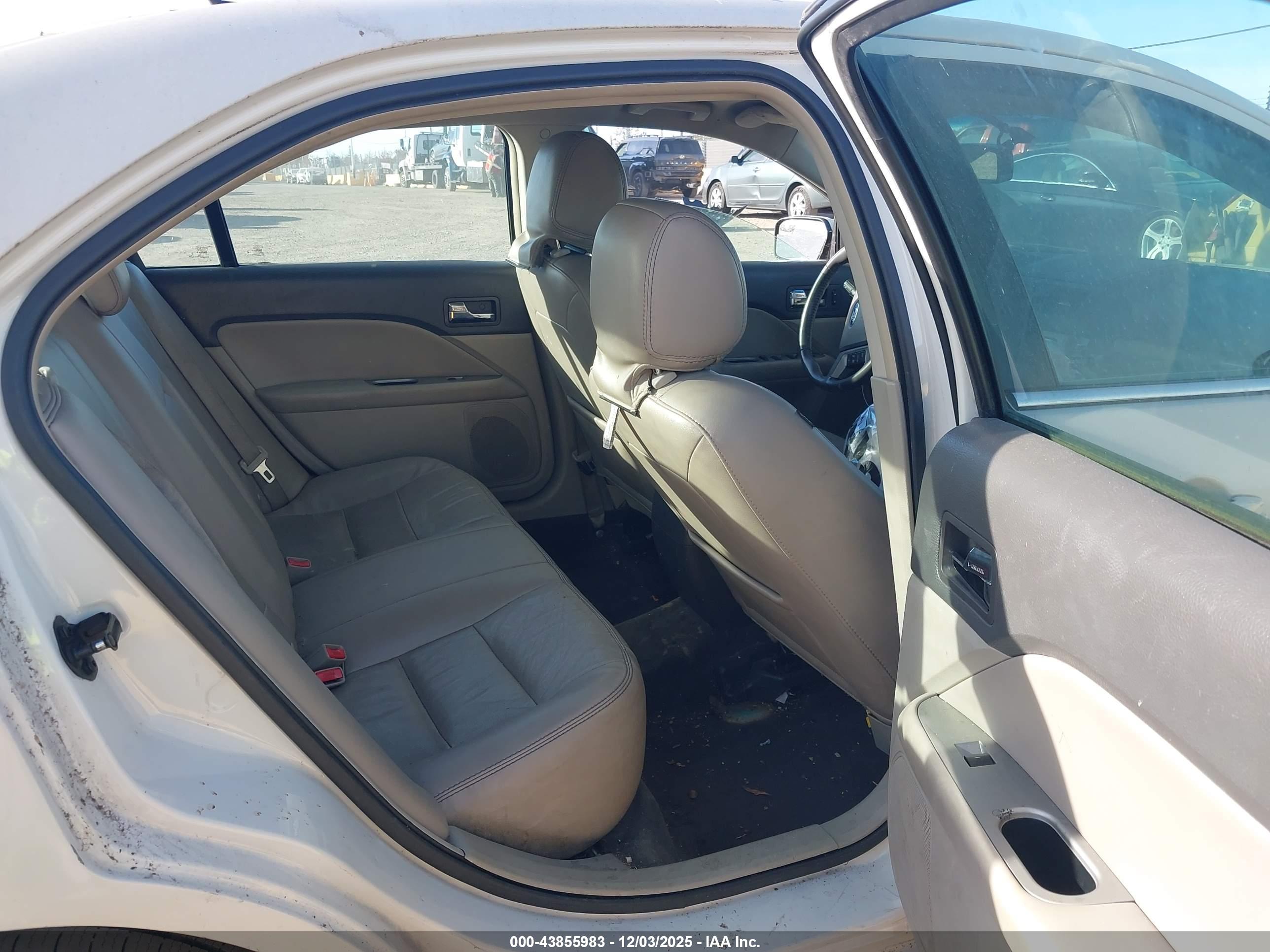 FORD FUSION image 8