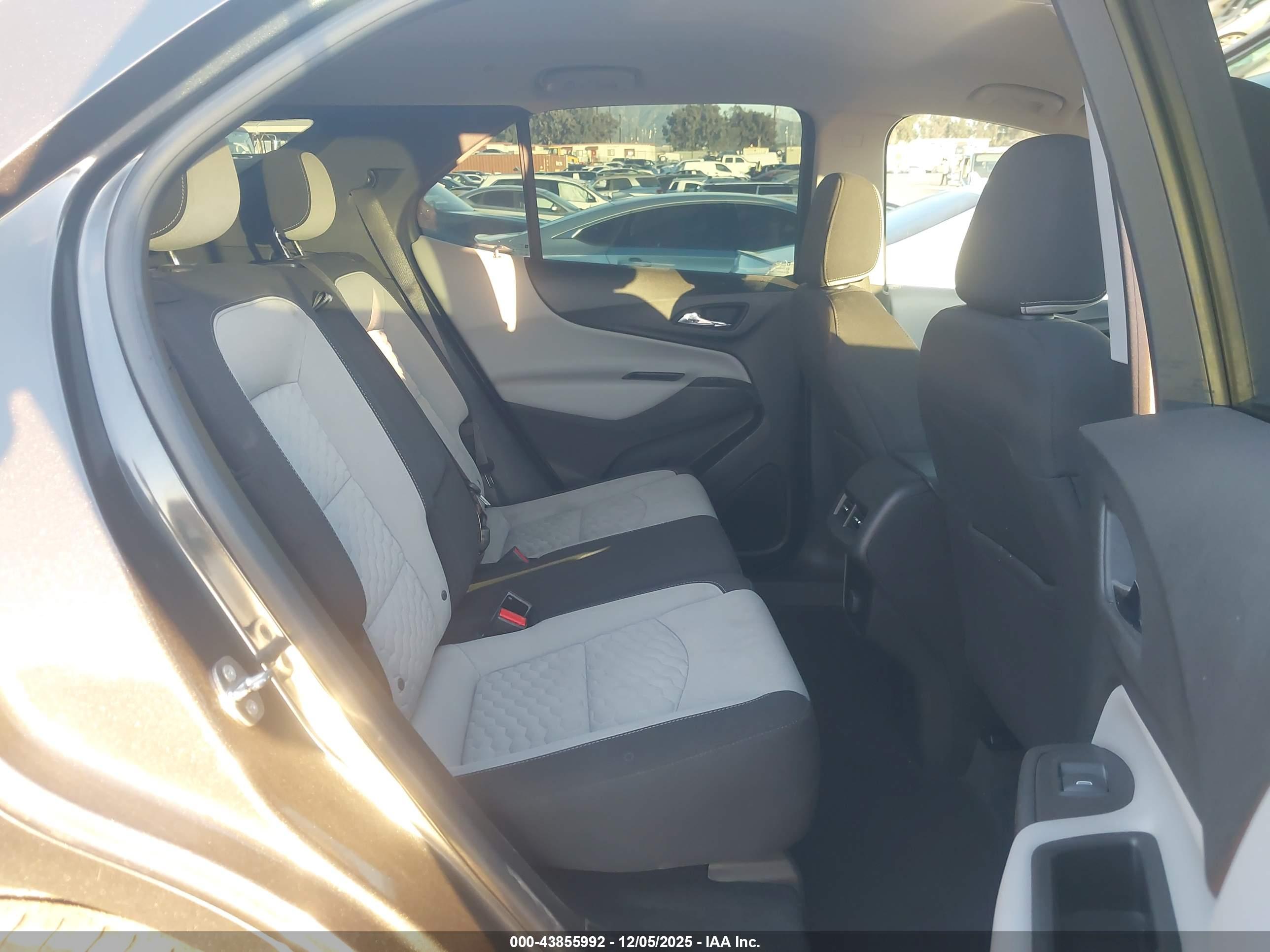 CHEVROLET EQUINOX image 8