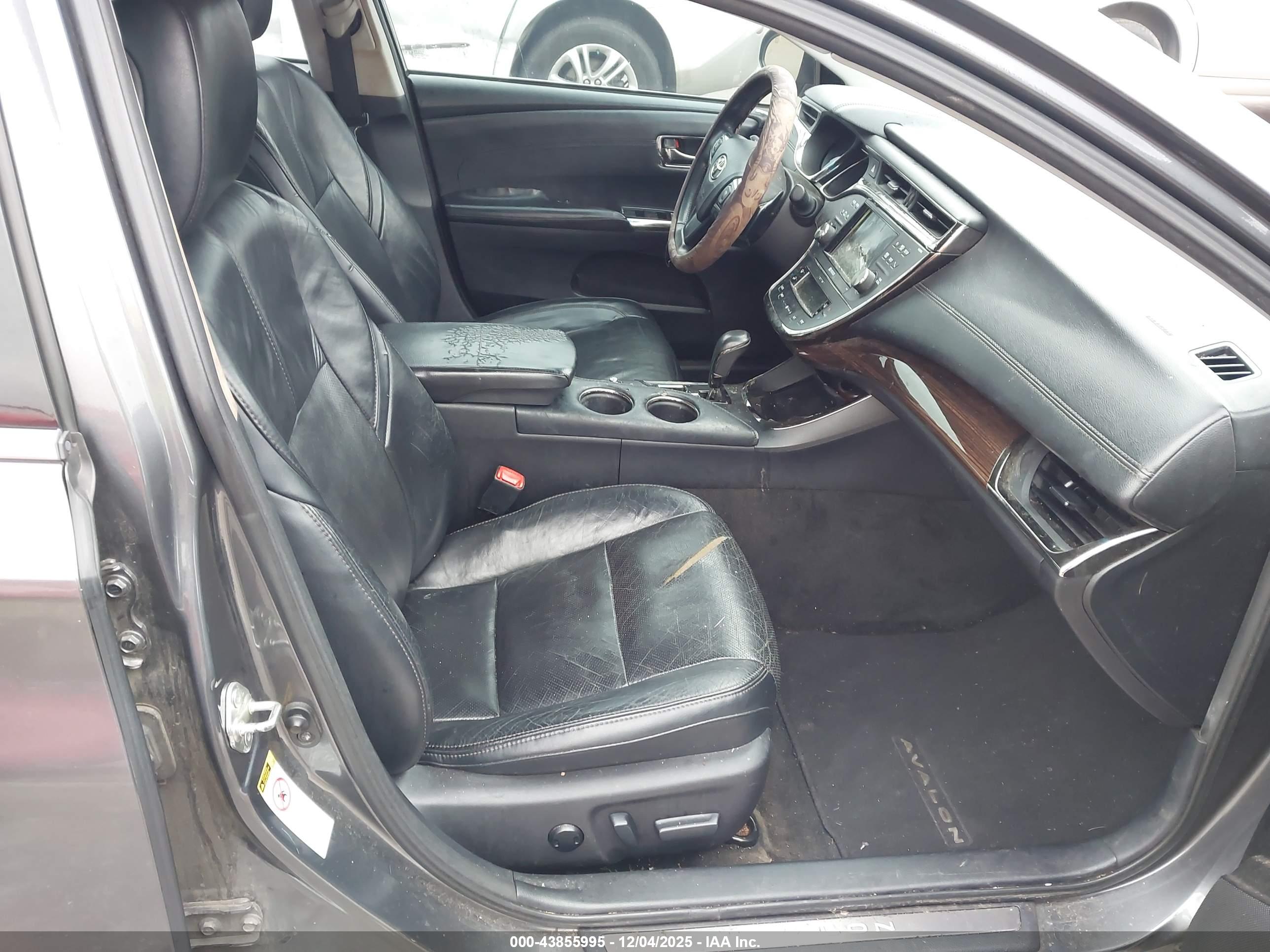TOYOTA AVALON image 5