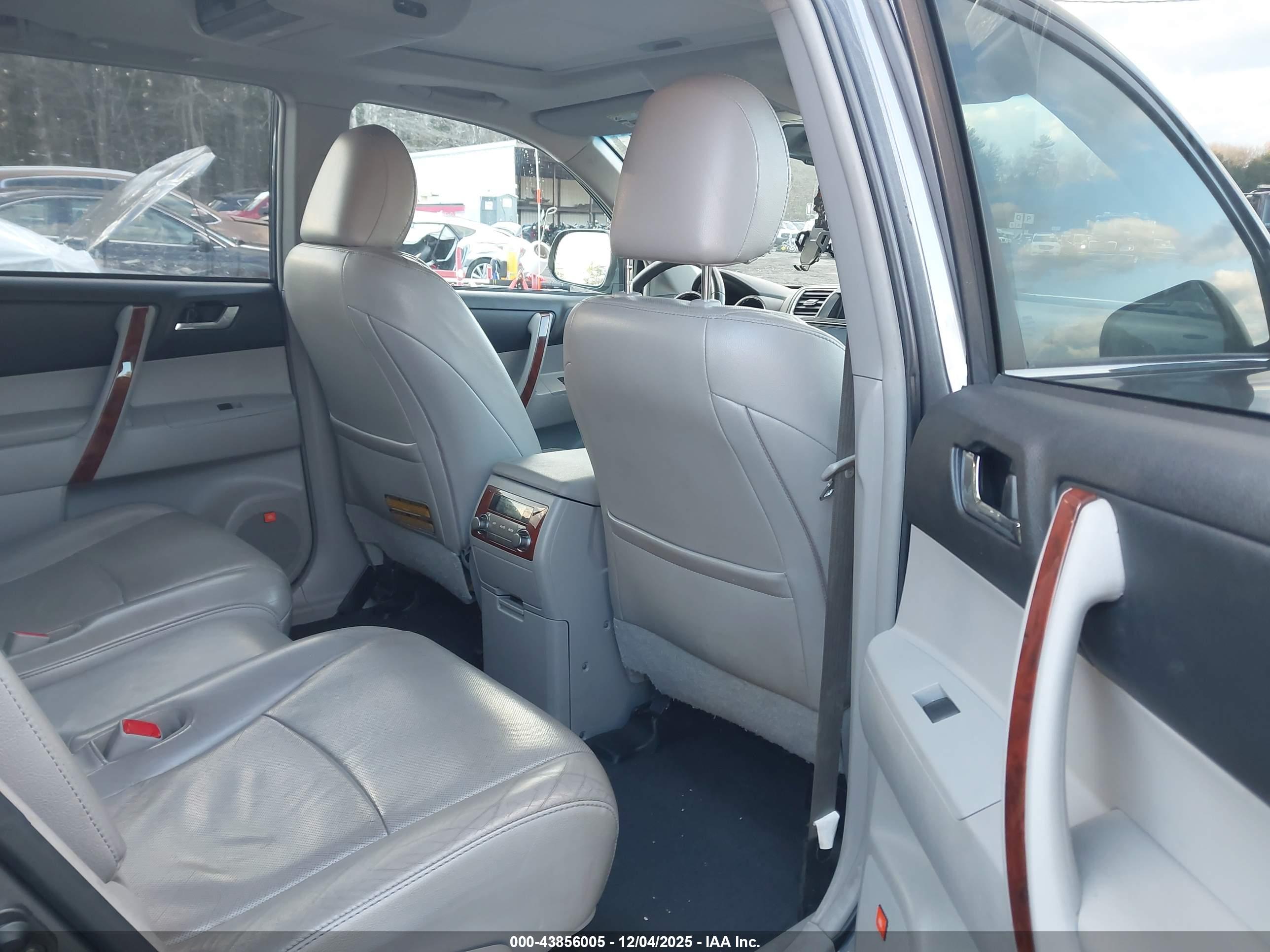 TOYOTA HIGHLANDER image 8