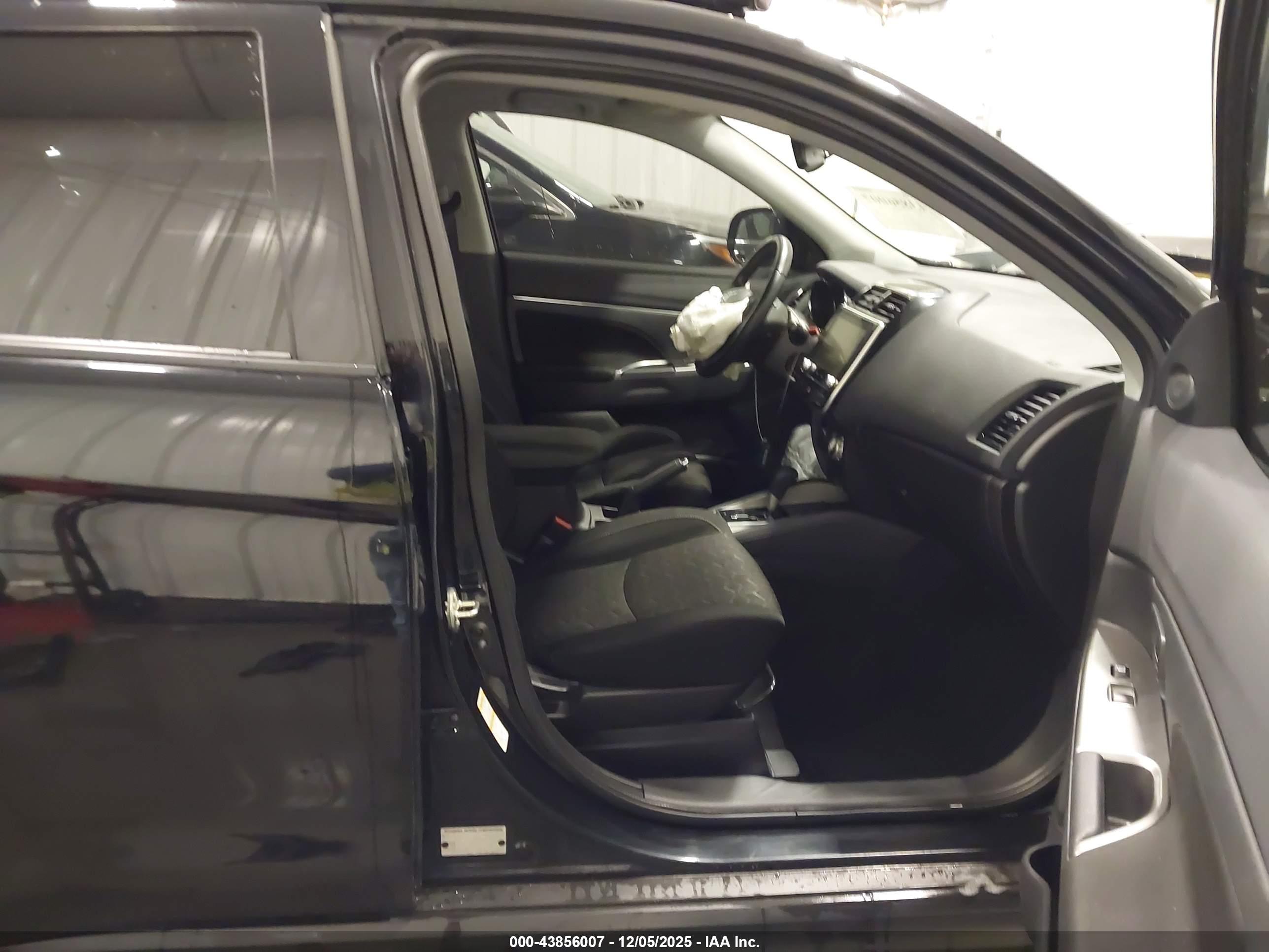 MITSUBISHI OUTLANDER image 5