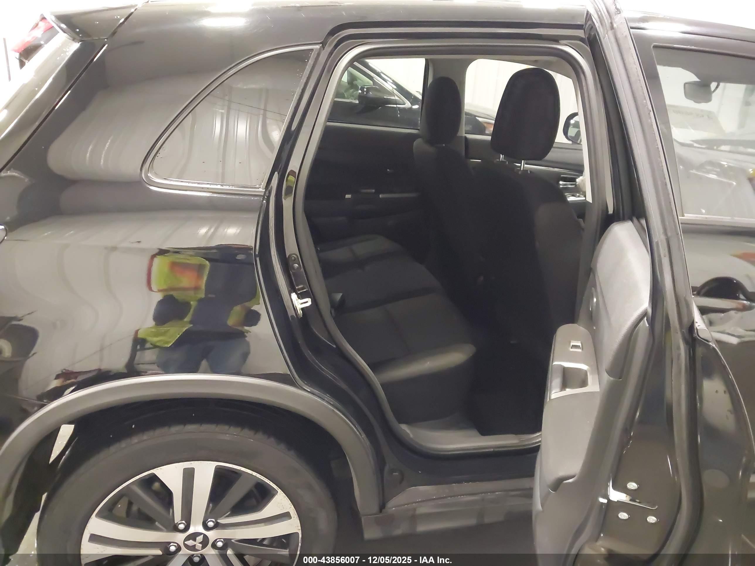 MITSUBISHI OUTLANDER image 8