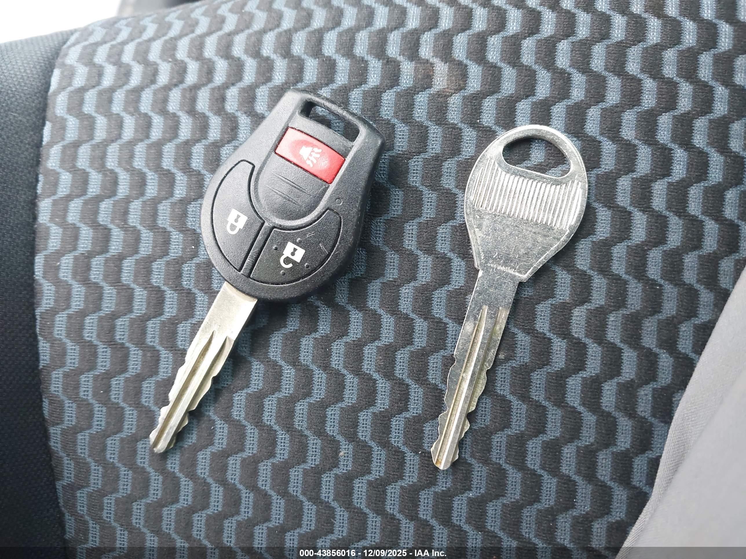 NISSAN VERSA image 11
