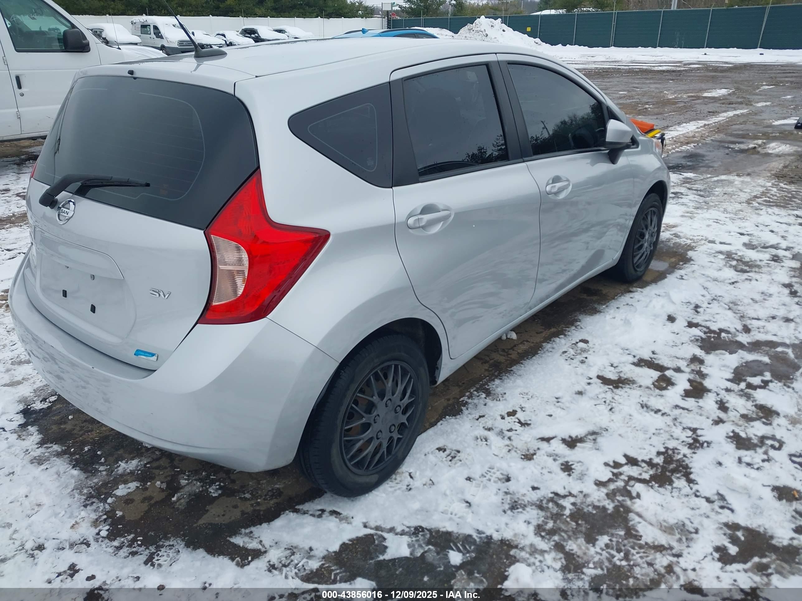 NISSAN VERSA image 4