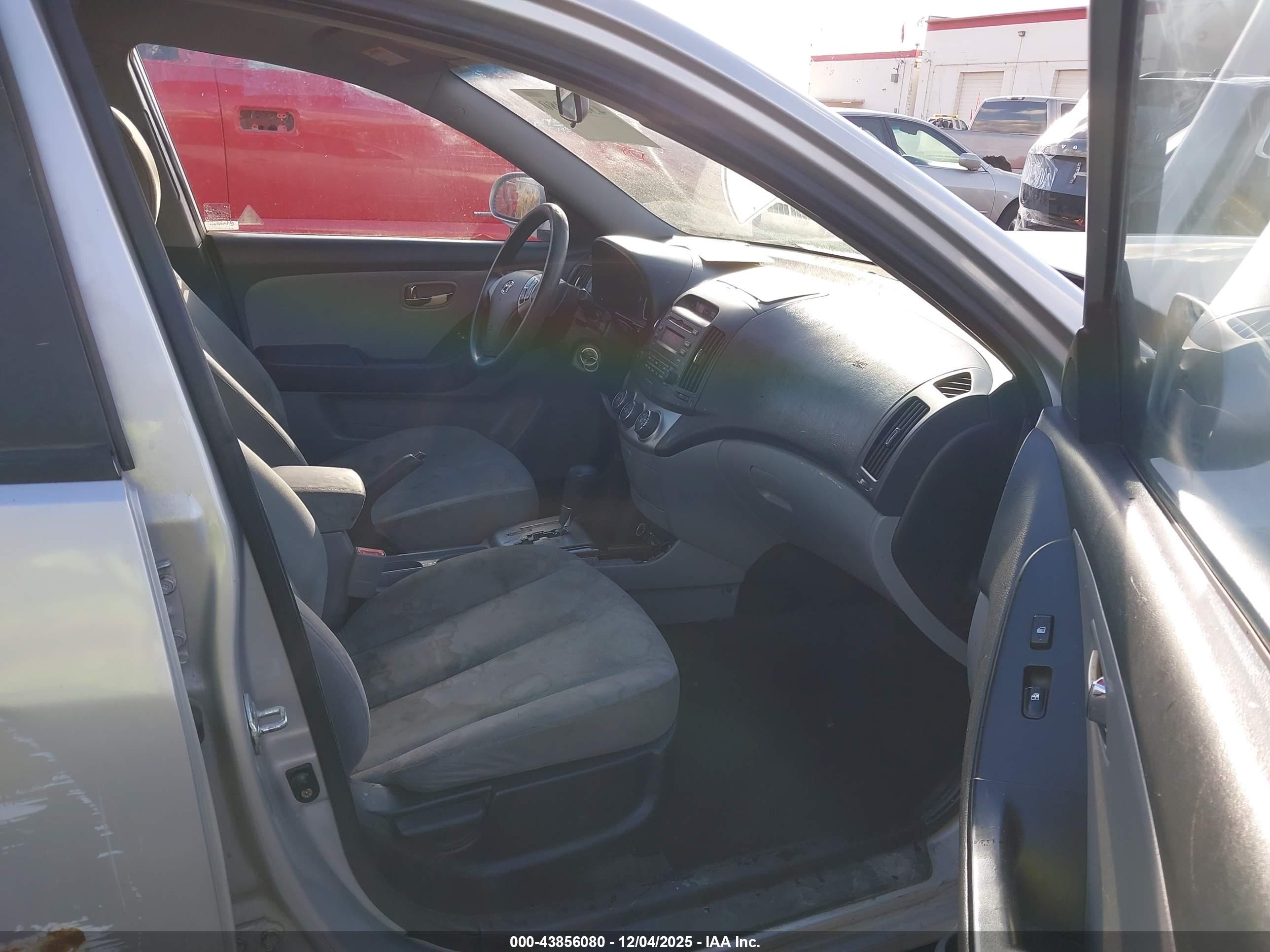 HYUNDAI ELANTRA image 5