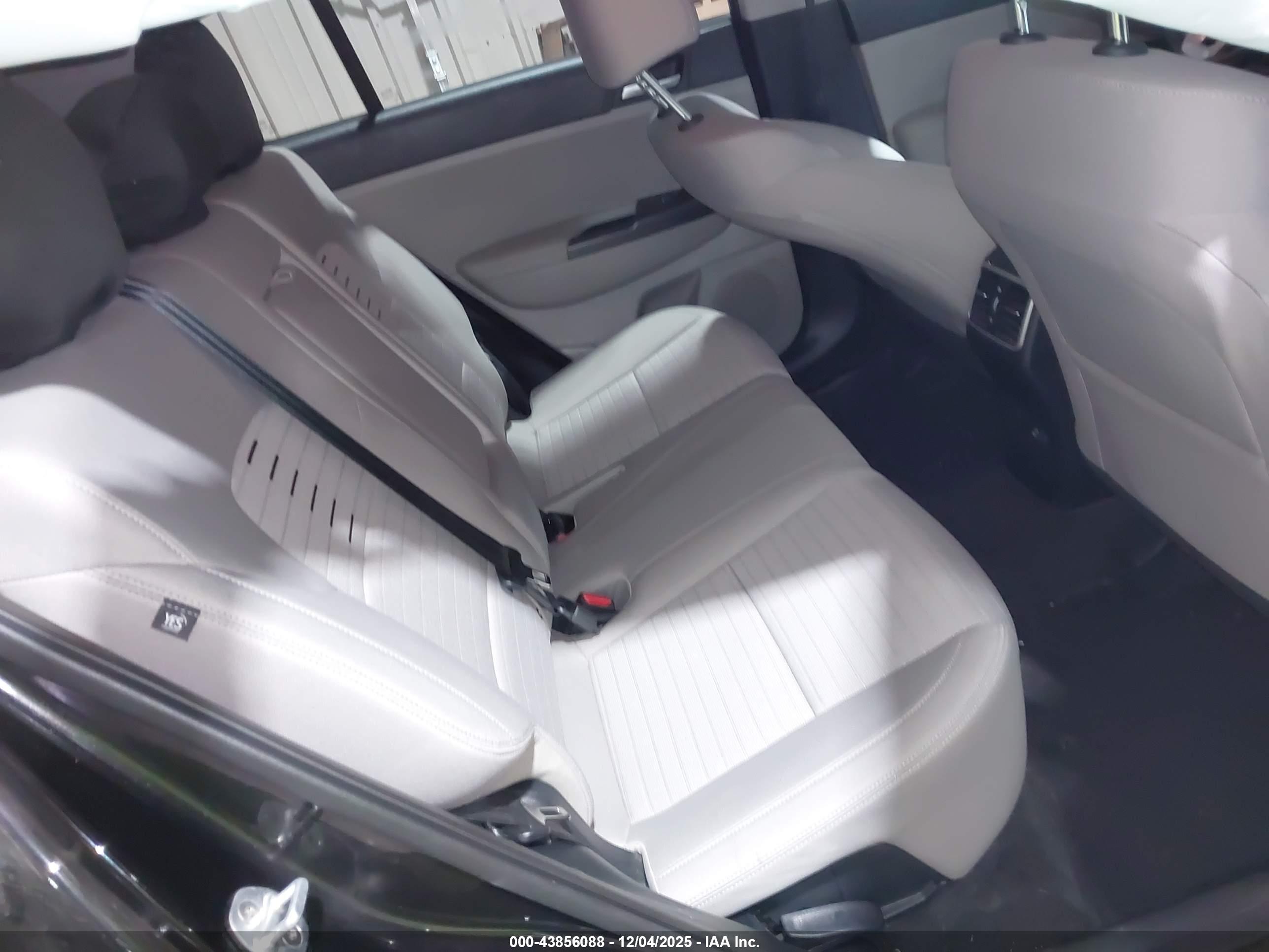 KIA SPORTAGE image 8