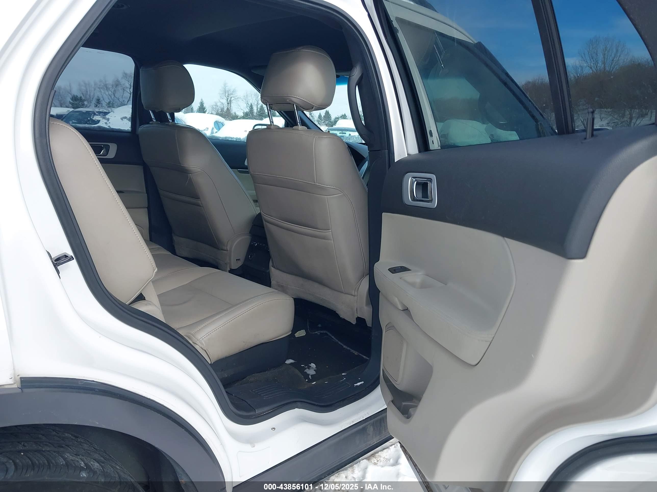 FORD EXPLORER image 8