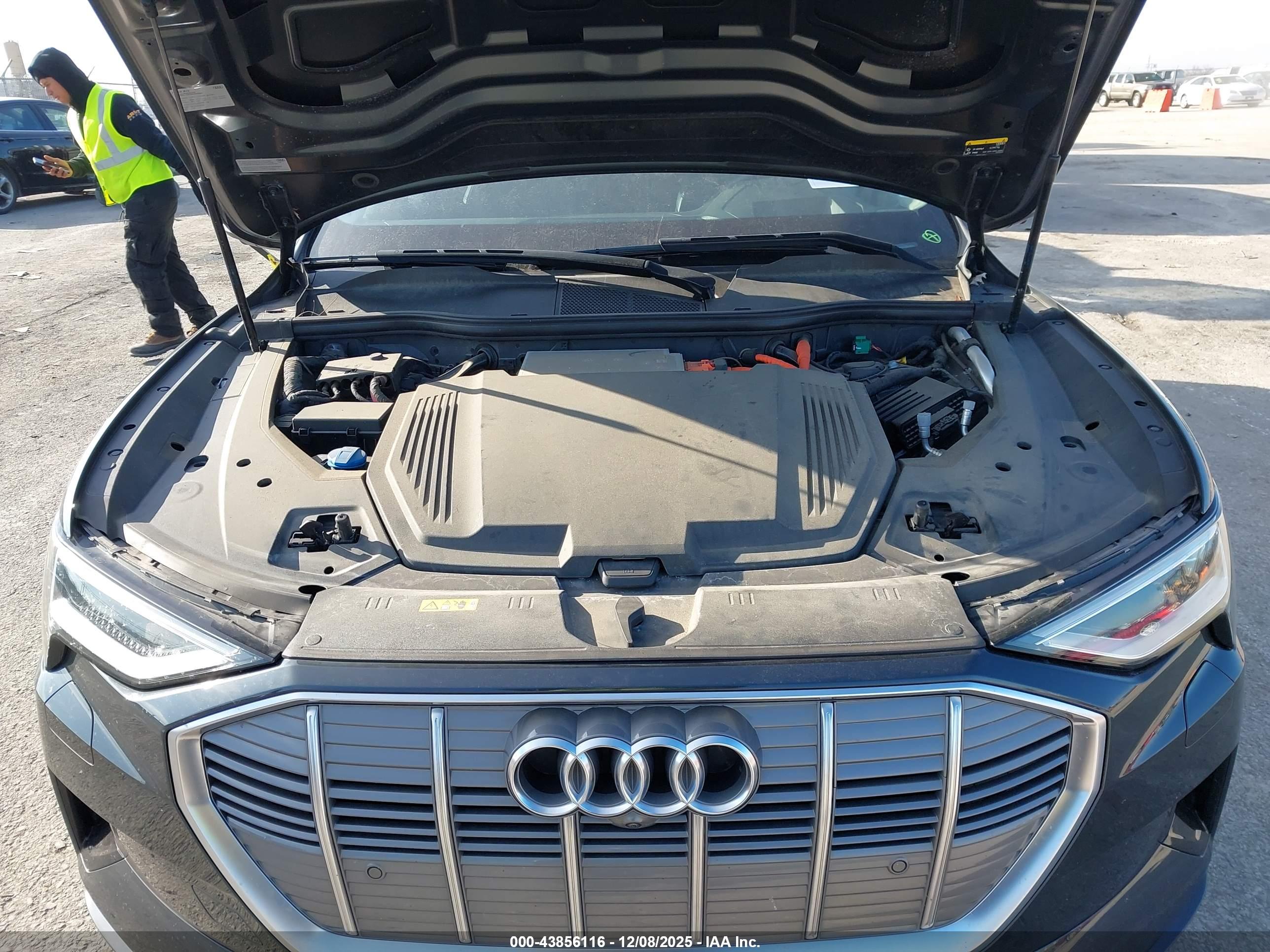 AUDI E-TRON image 10